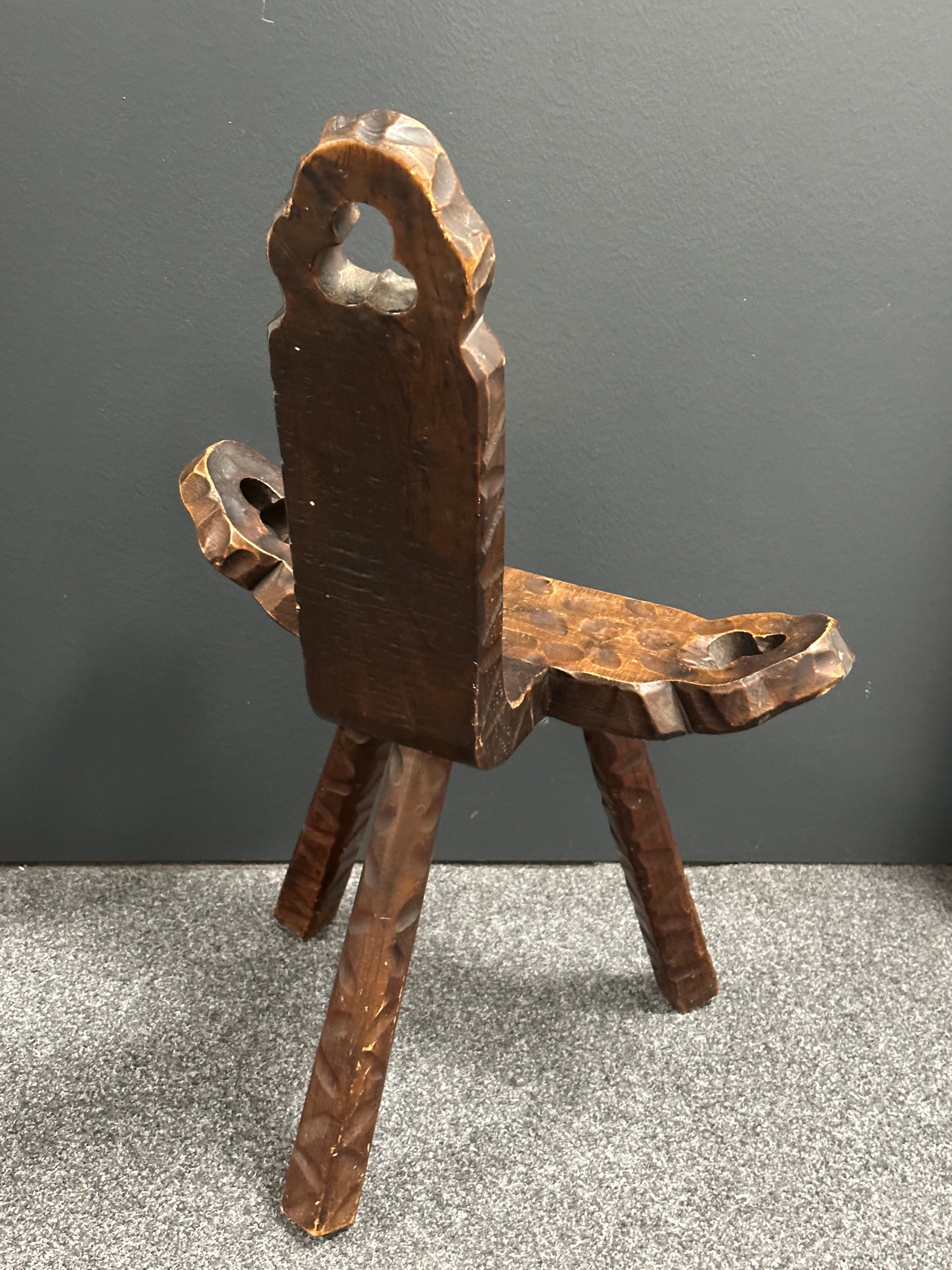 Mid-Century Modern Brutalistischer skulpturaler Holz-Dreibein-Stuhl, Spanien, 1970er Jahre im Angebot 3