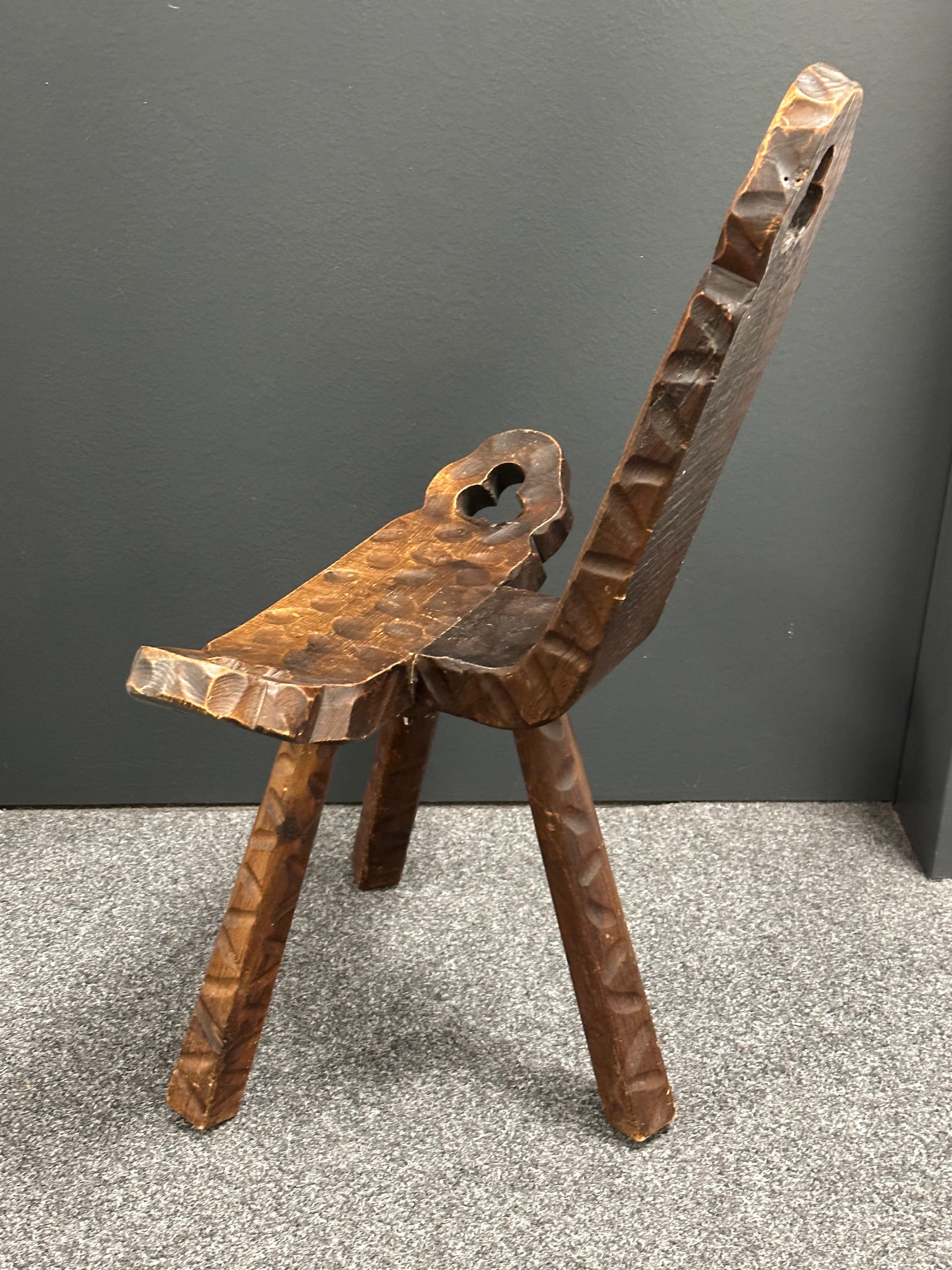 Mid-Century Modern Brutalistischer skulpturaler Holz-Dreibein-Stuhl, Spanien, 1970er Jahre im Angebot 4