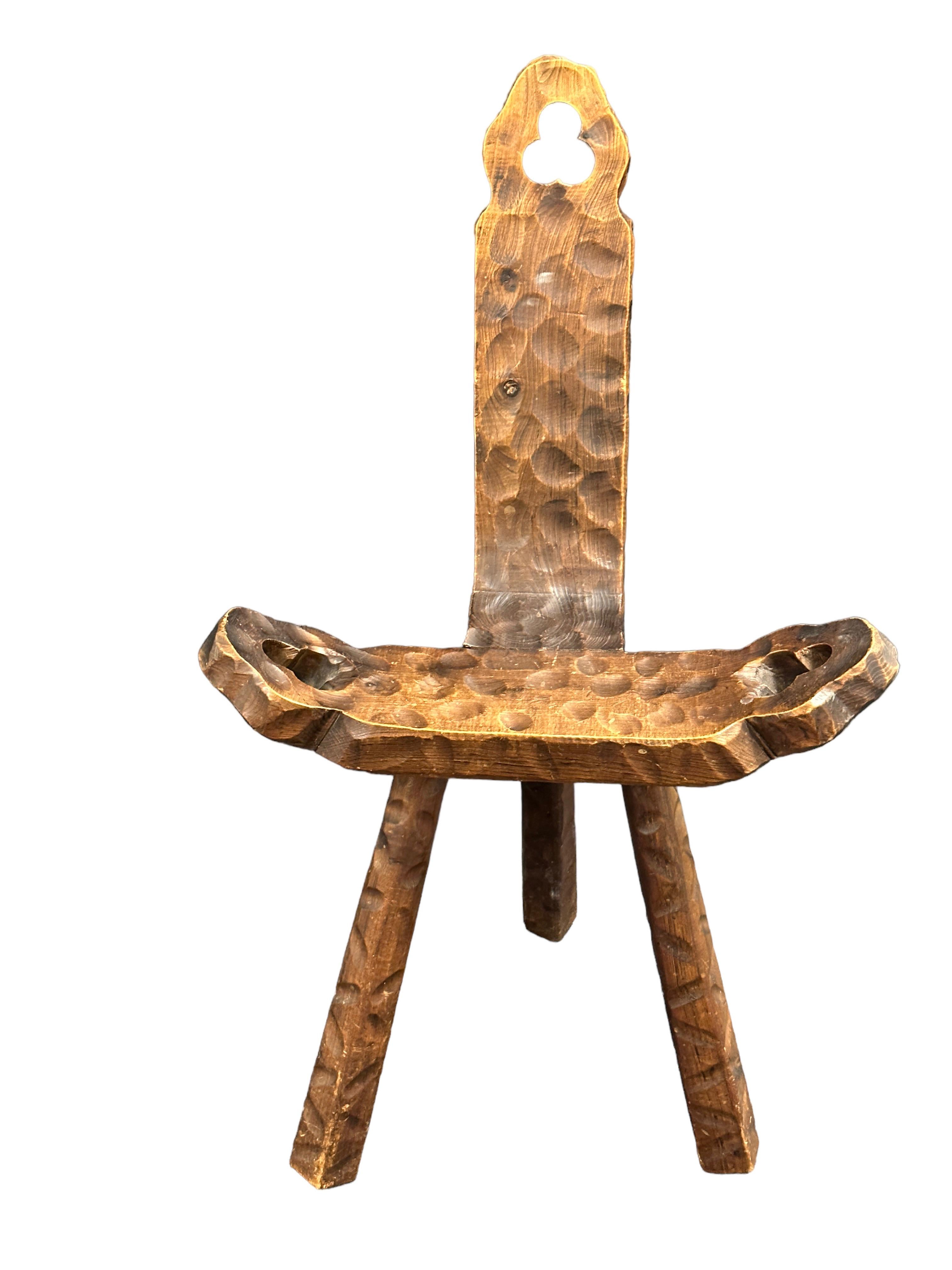 Interessanter dreibeiniger Holzstuhl im Brutalismus aus Spanien. Gekerbte Löcher in der Kopfstütze und in beiden Armlehnen. Wurde früher als Entbindungsstuhl verwendet. Ein großartiges Stück funktionaler Skulptur. Guter Zustand des Holzes. Ein Bein