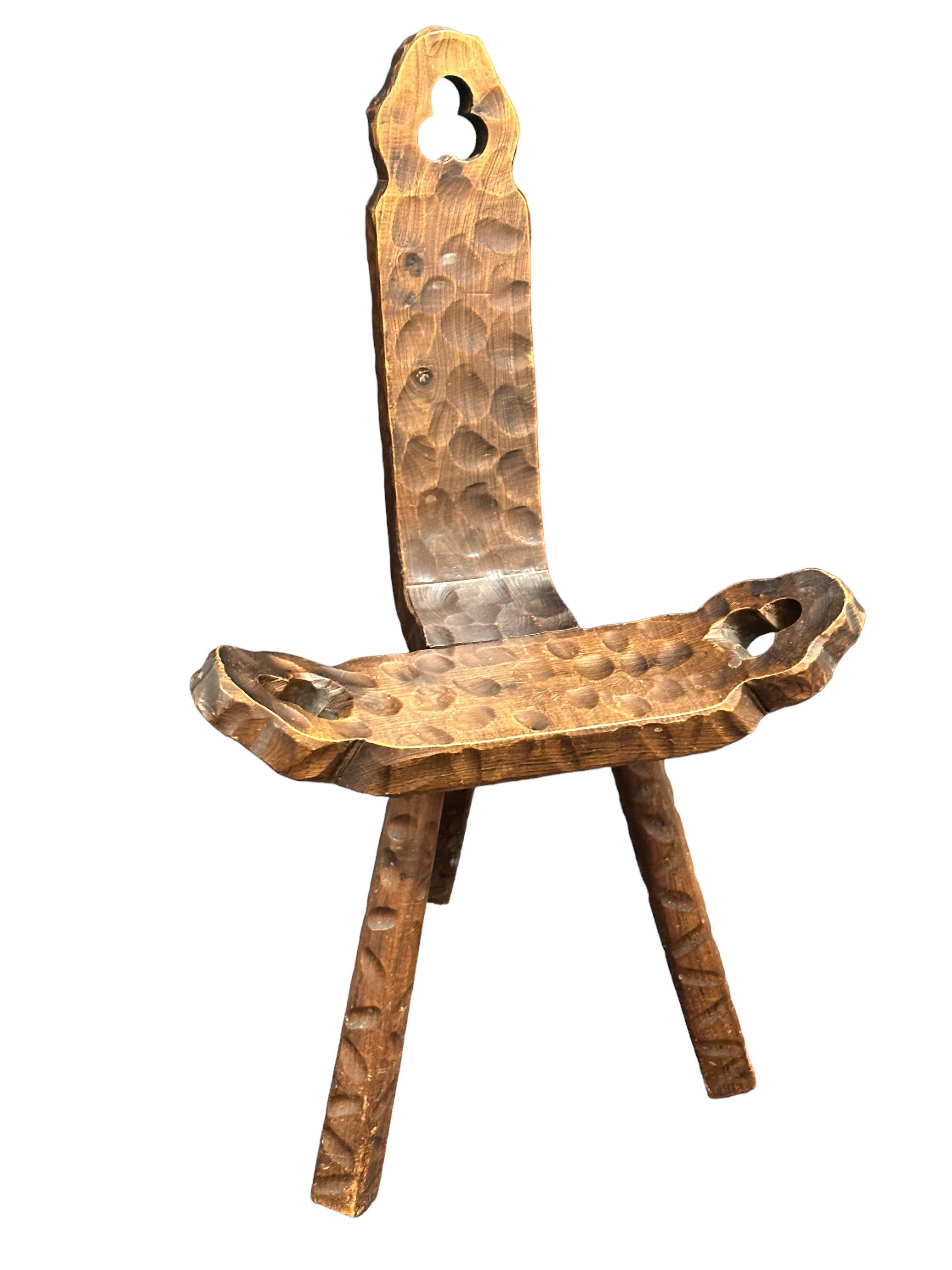 Mid-Century Modern Brutalistischer skulpturaler Holz-Dreibein-Stuhl, Spanien, 1970er Jahre (Volkskunst) im Angebot