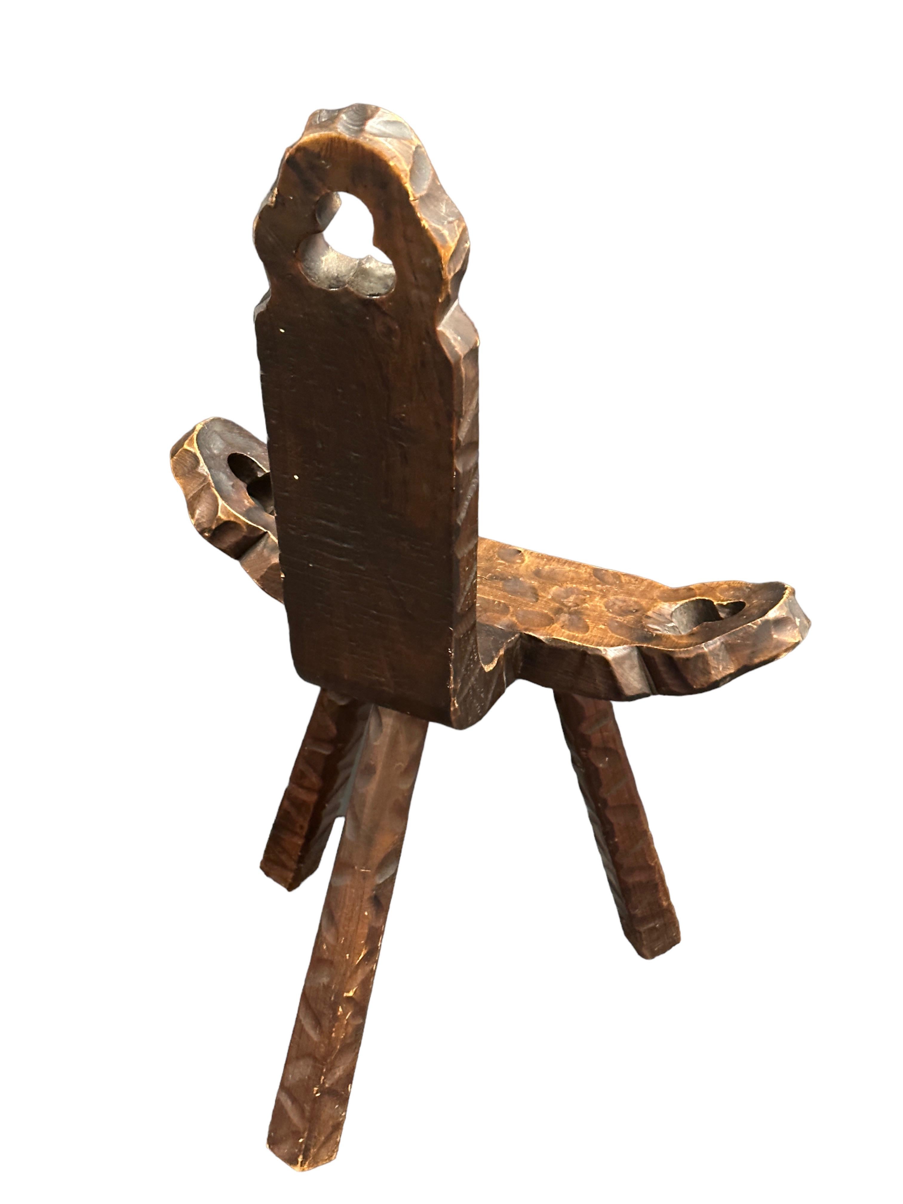 Mid-Century Modern Brutalistischer skulpturaler Holz-Dreibein-Stuhl, Spanien, 1970er Jahre (Handgefertigt) im Angebot