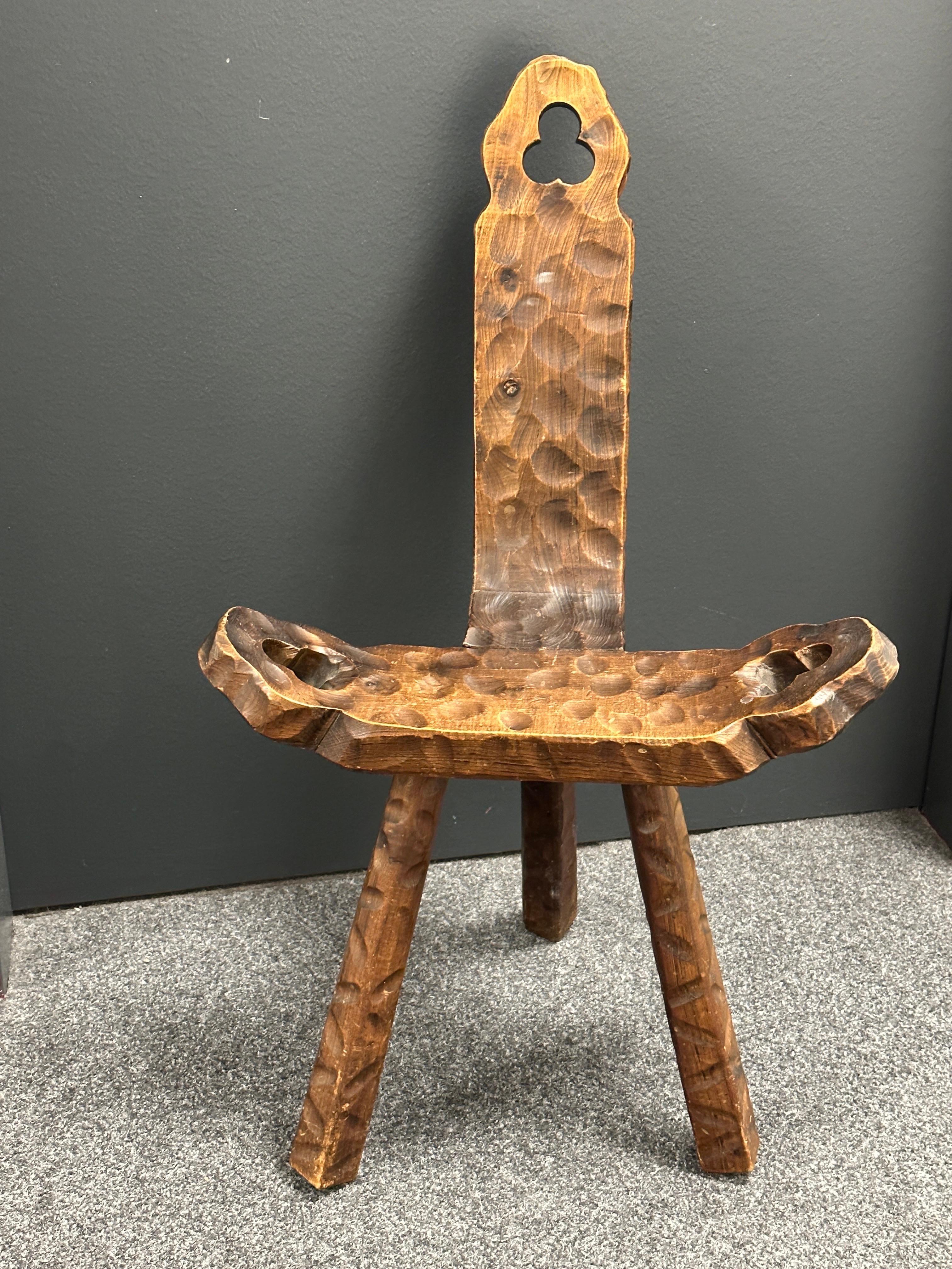 Mid-Century Modern Brutalistischer skulpturaler Holz-Dreibein-Stuhl, Spanien, 1970er Jahre im Angebot 1