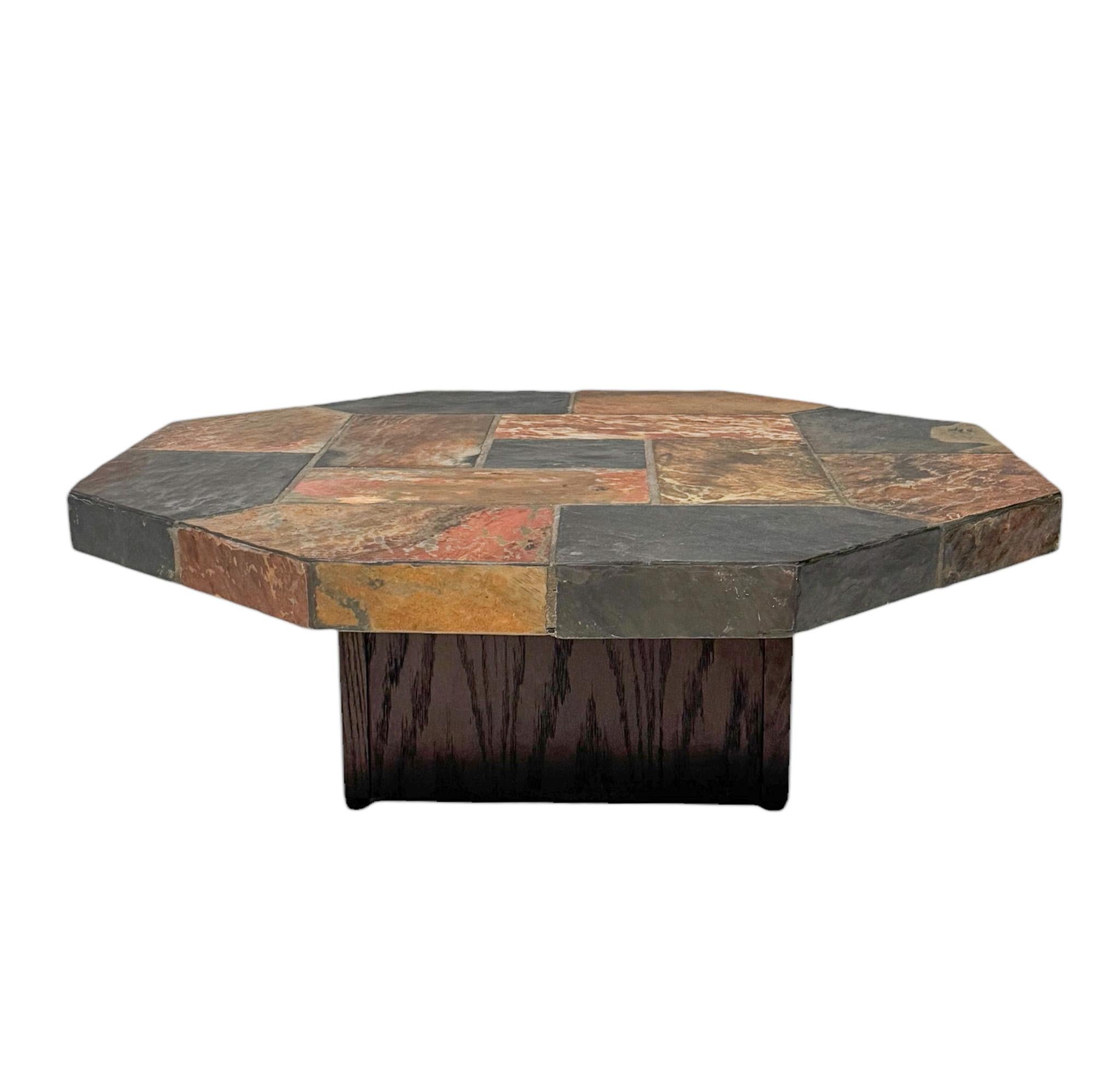 Stupéfiante et élégante table basse Brutalist de style moderne du milieu du siècle.
Un design néerlandais saisissant des années 1960.
Base d'origine en placage de wengé et plateau d'origine en ardoise de forme octogonale.
Une mosaïque de pierres