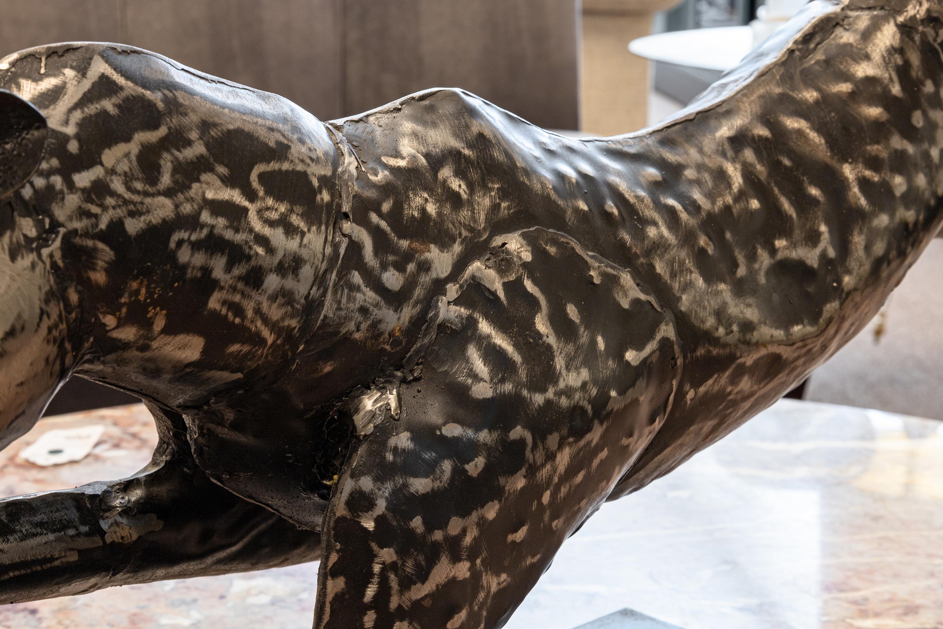 Brutalisme The Modern Modern Brutalist Sprinting Black Metal Cheetah Sculpture On Base en vente