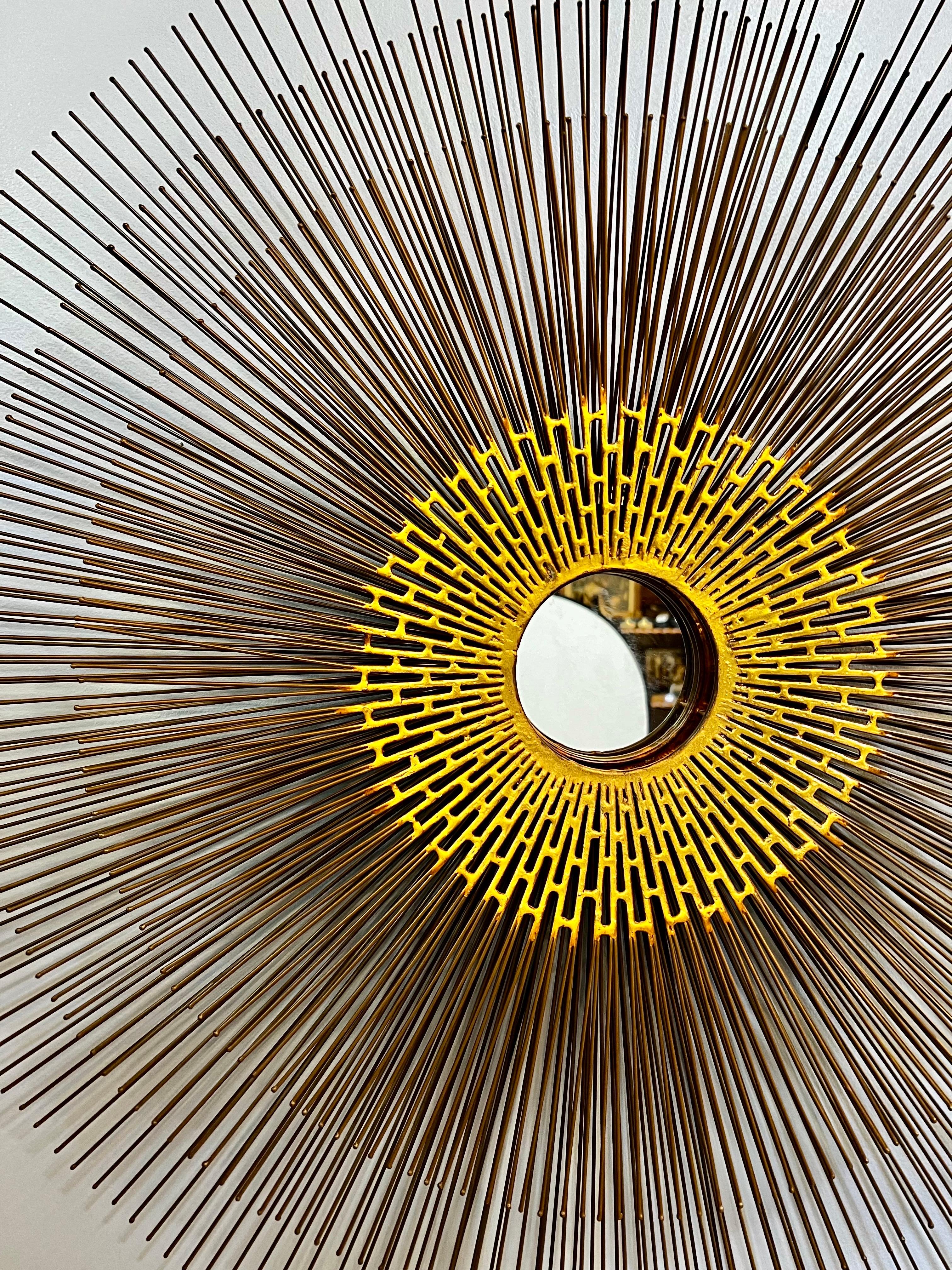 Realizzata con un'attenzione meticolosa per i dettagli, questa scultura brutalista del Mid-Century Modern Starburst presenta una serie di raggi metallici che si irradiano da un nucleo centrale a specchio.
Questo capolavoro da parete funge sia da