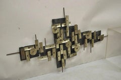 Sculpture murale 48" en acier et métal de style brutaliste du milieu du siècle dernier d'après Curtis Jere
