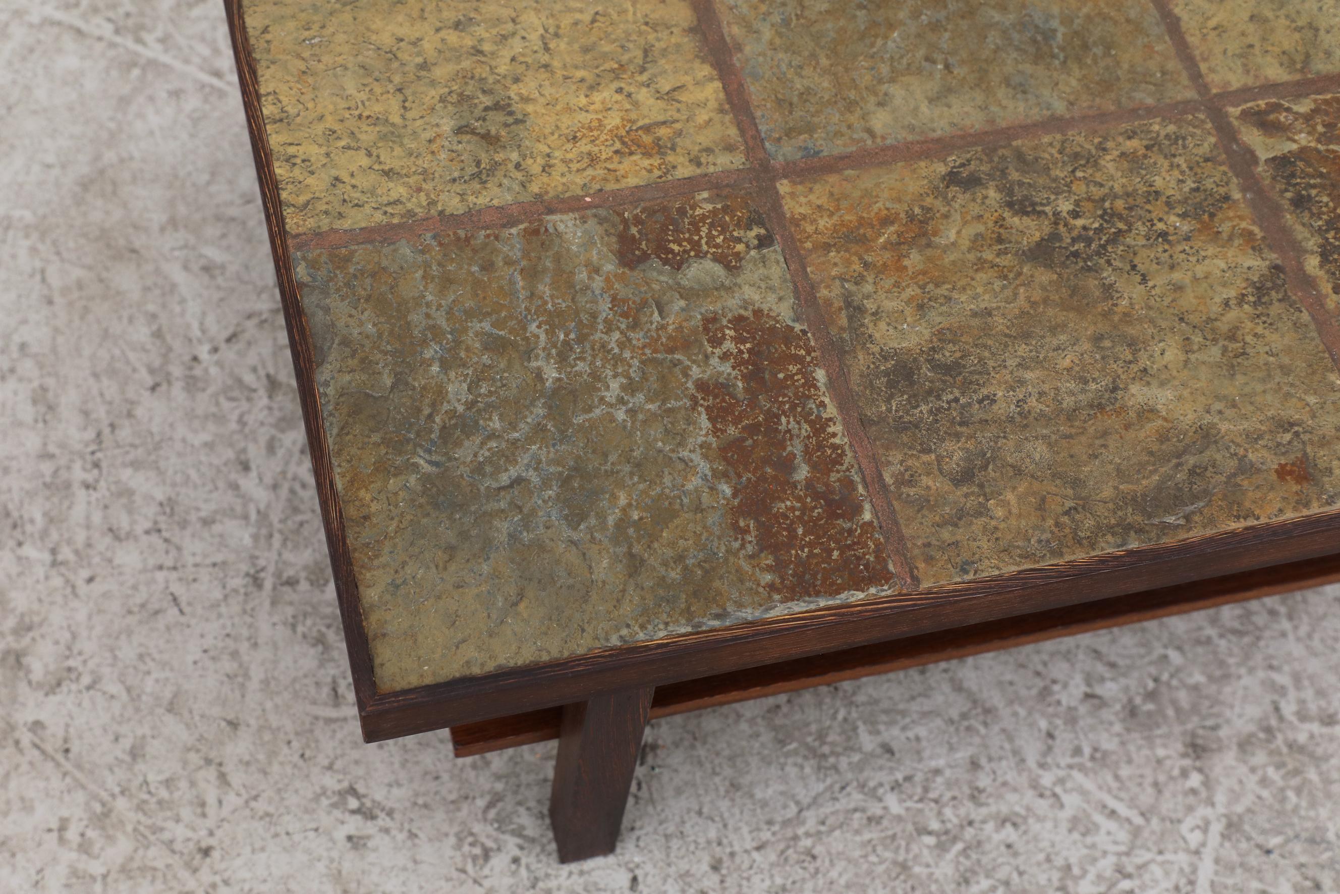 Table basse brutaliste du milieu du siècle dernier avec cadre en bois et dessus en pierre avec étagère en vente 3