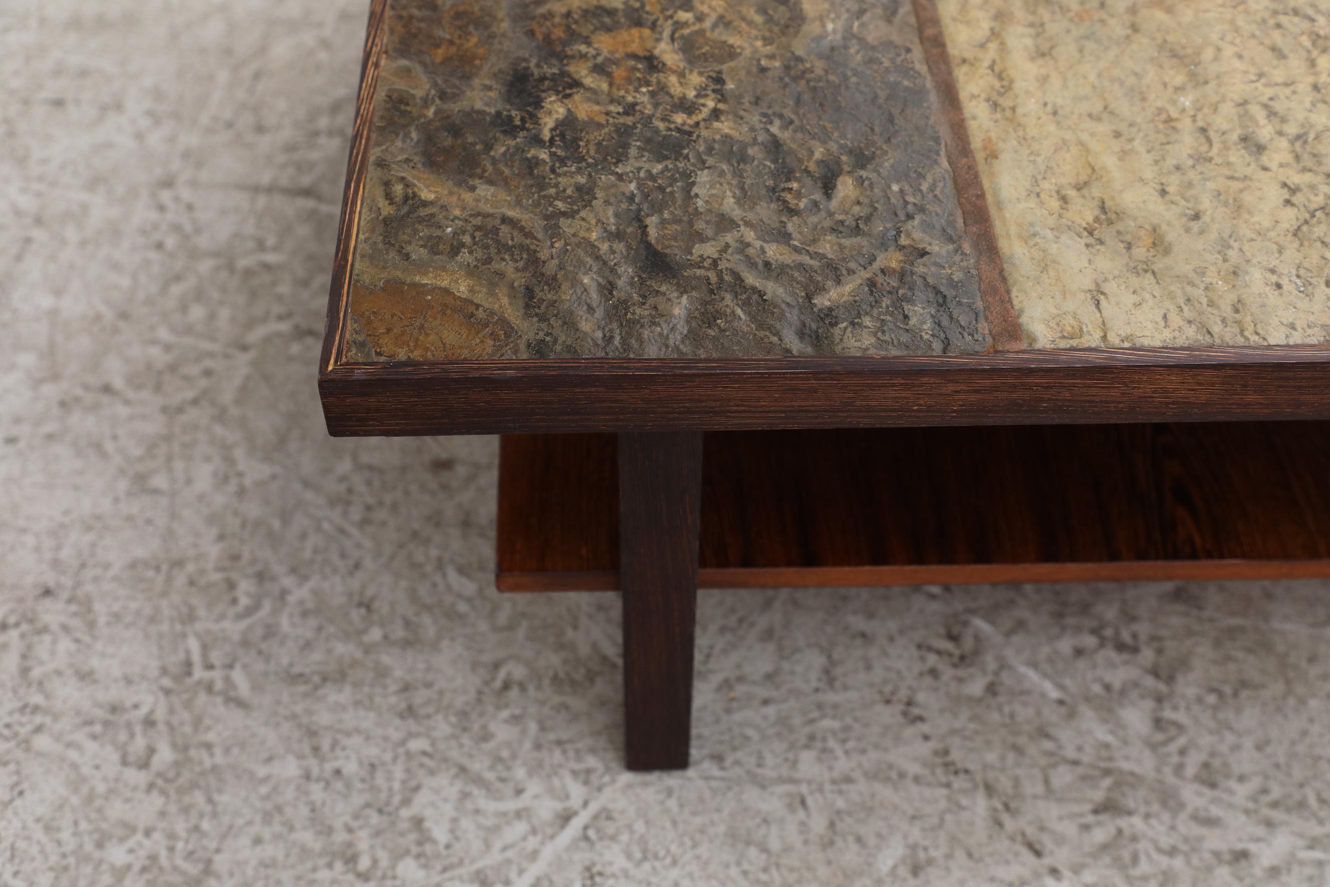 Table basse brutaliste du milieu du siècle dernier avec cadre en bois et dessus en pierre avec étagère en vente 4