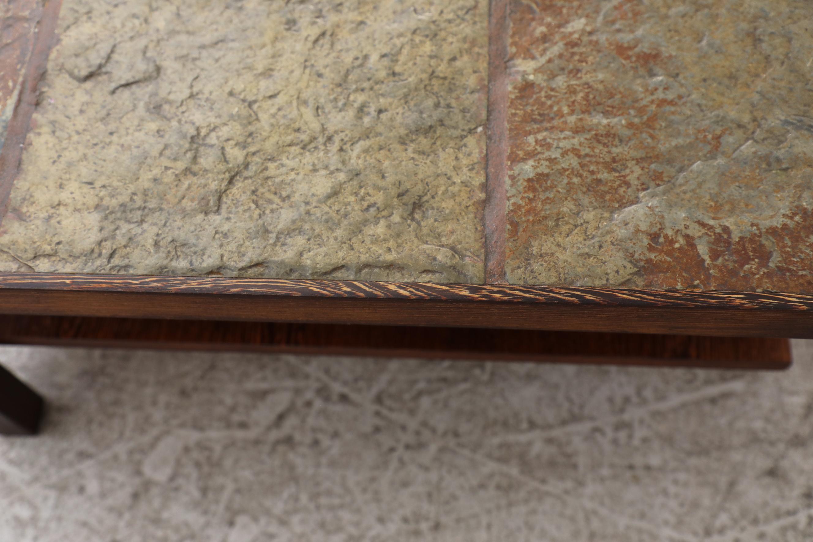Table basse brutaliste du milieu du siècle dernier avec cadre en bois et dessus en pierre avec étagère en vente 6
