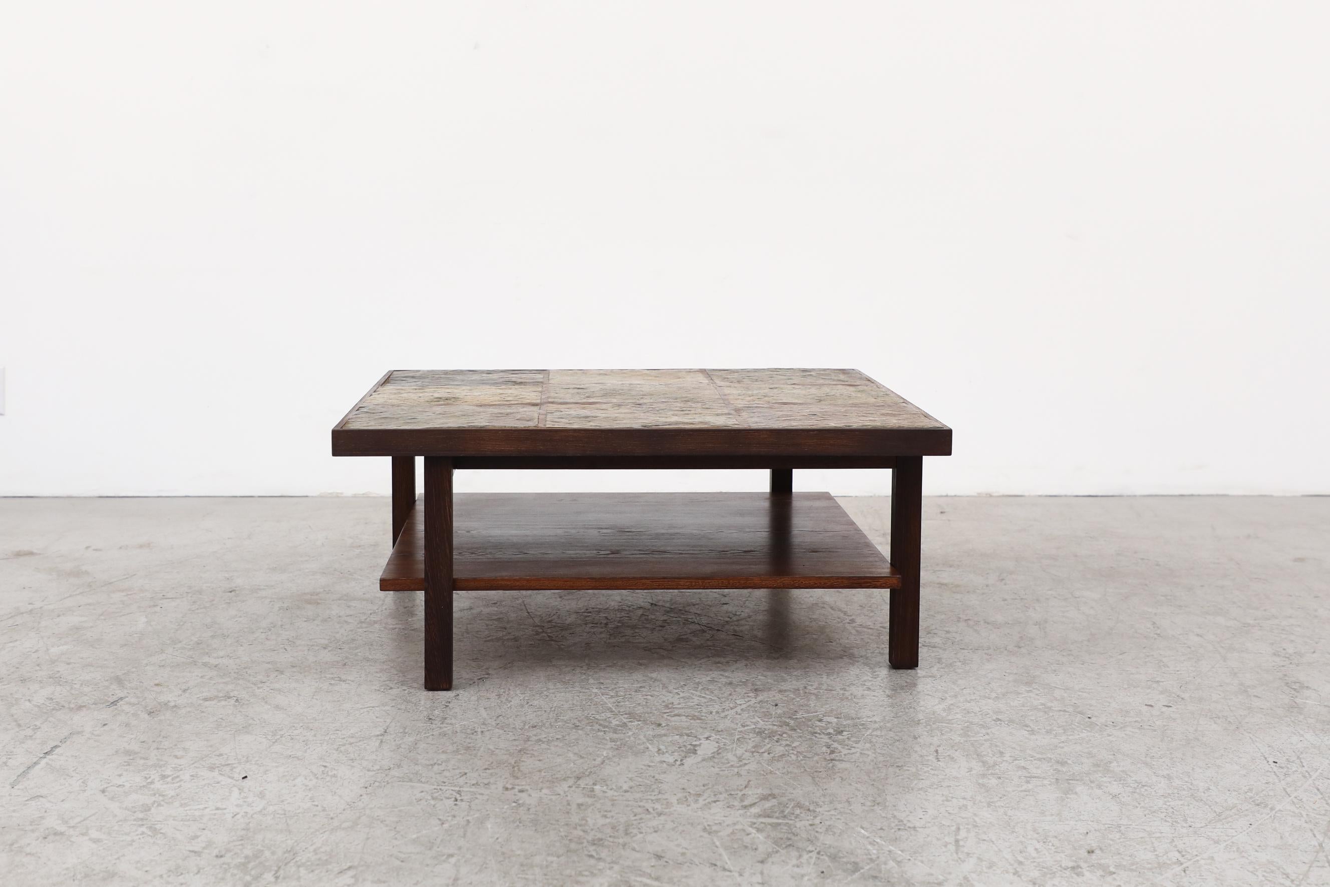 Néerlandais Table basse brutaliste du milieu du siècle dernier avec cadre en bois et dessus en pierre avec étagère en vente