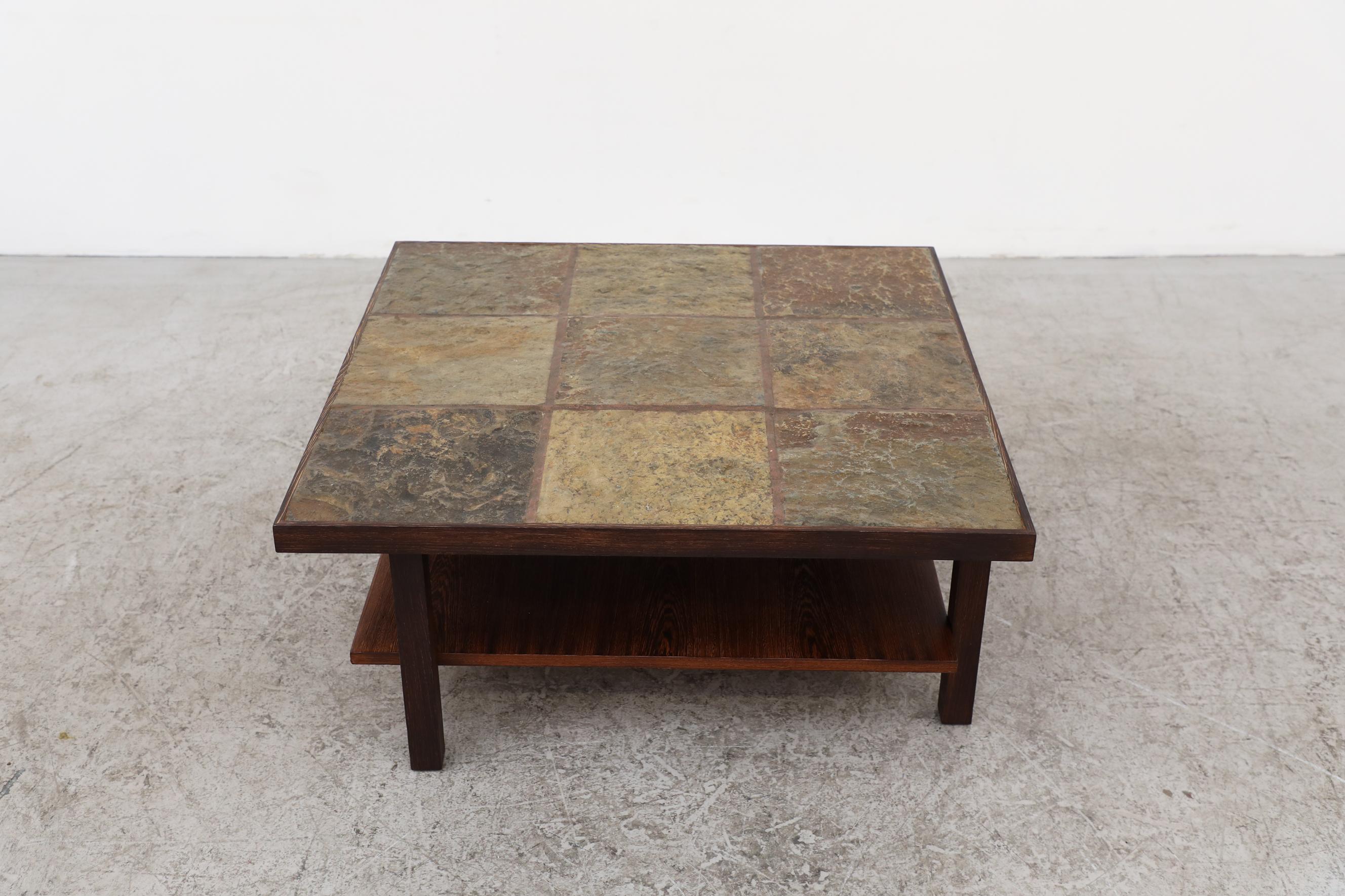 Pierre Table basse brutaliste du milieu du siècle dernier avec cadre en bois et dessus en pierre avec étagère en vente