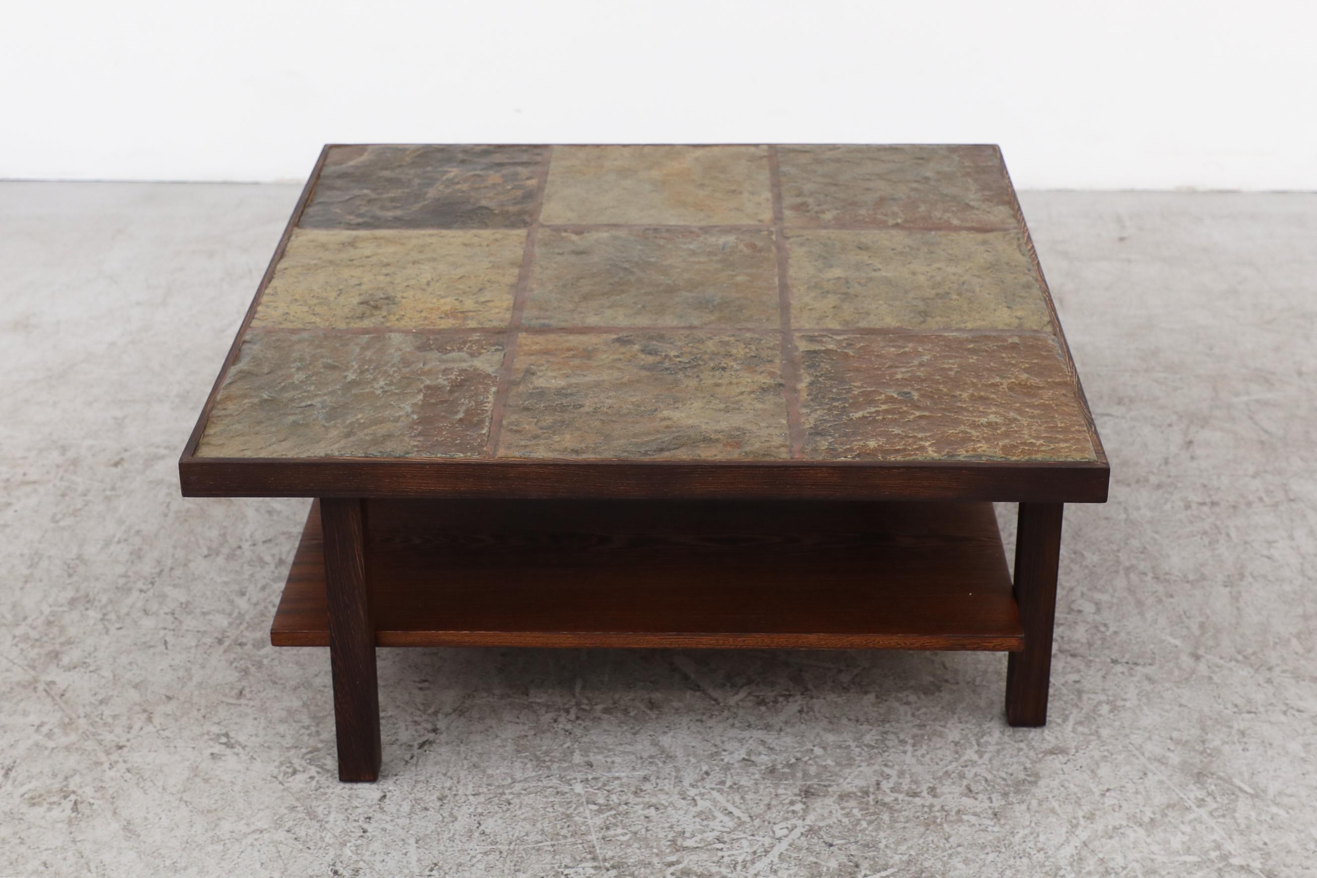 Table basse brutaliste du milieu du siècle dernier avec cadre en bois et dessus en pierre avec étagère en vente 1