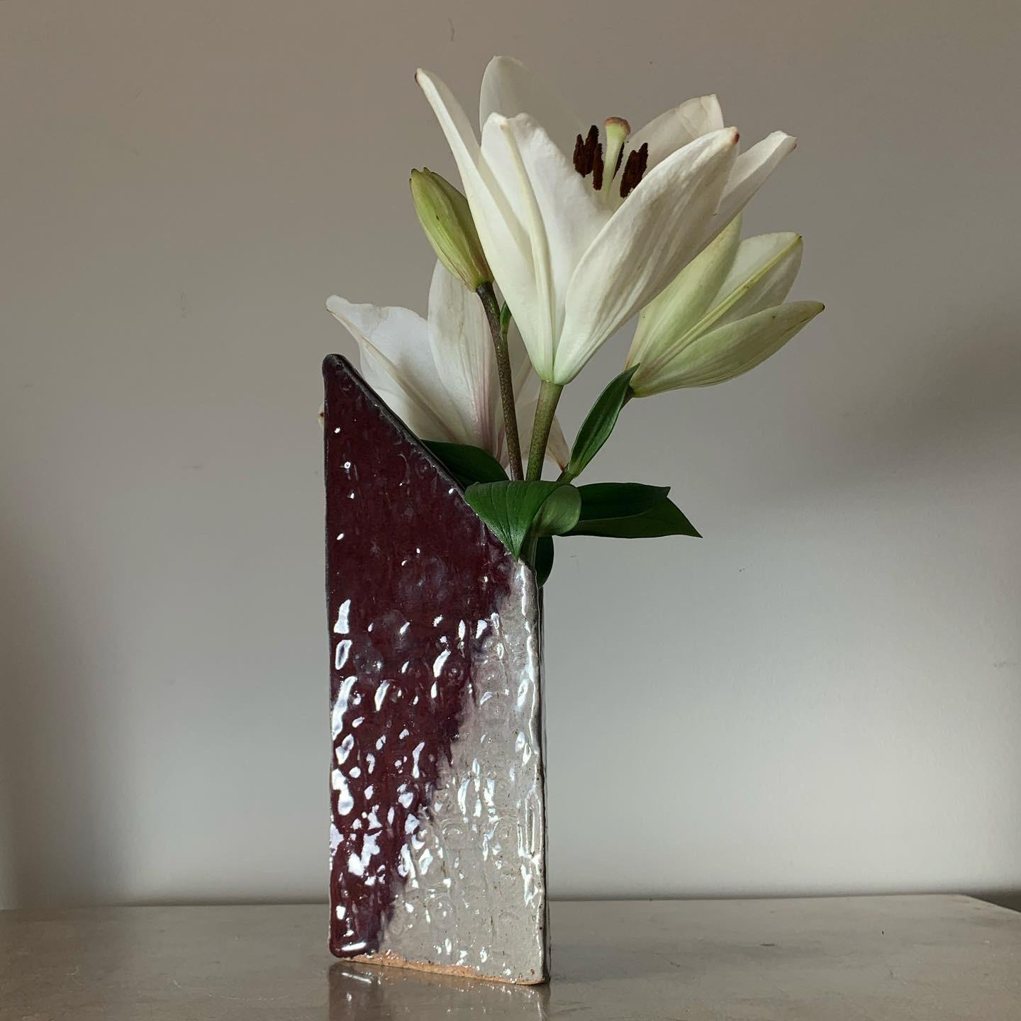 Bespoke mcm studio pottery vase ft. brutalist geometry. Ceramic glazed; dove gray and oxblood/aubergine. Circa late 70s. Pick up in LA or delivery options avail 

Measures: 10” tall.