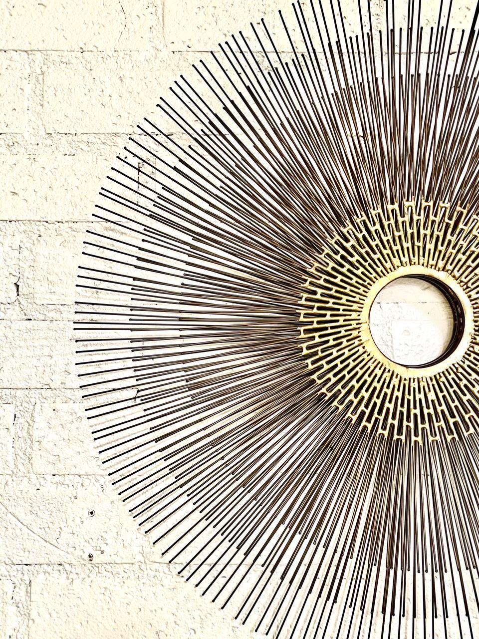 Brutalistische Mid-Century-Modern-Wandskulptur mit Sonnenschliff von William Friedle (Messing) im Angebot