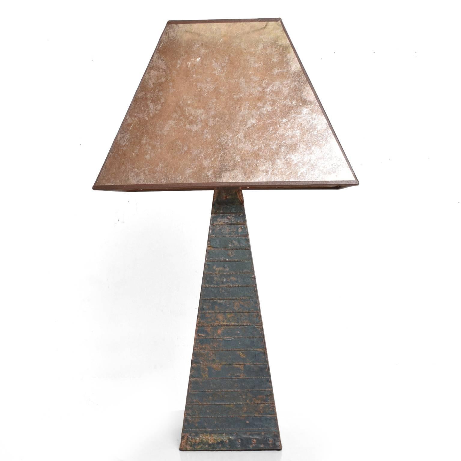 For your consideration a Brutalist table lamp with patinated copper.
Shade included.
USA, circa 1970s. Unmarked.
Dimensions: 31 1/2