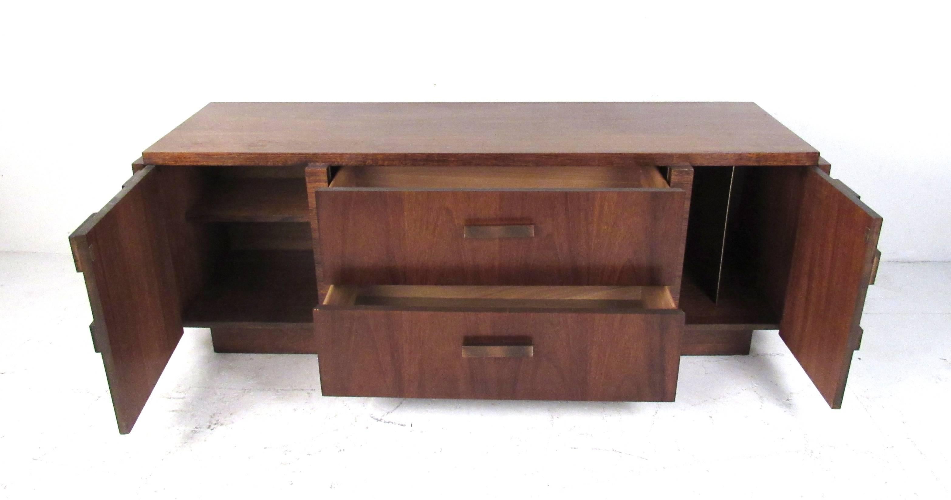 Mid-Century Modern Brutalist Walnut Credenza In Good Condition In Brooklyn, NY