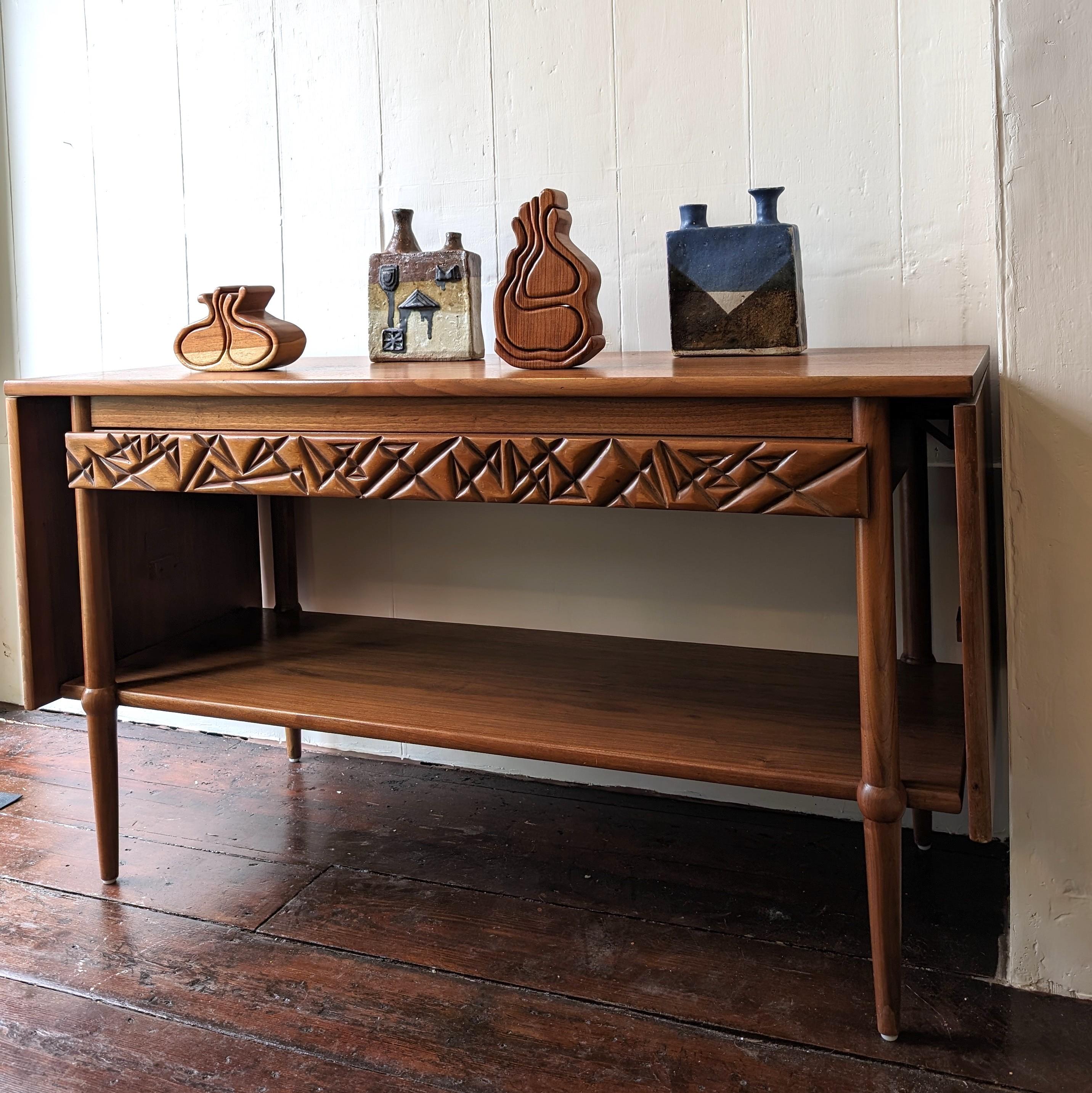 Elegant  mid century modern walnut extending server table with brutalist detailing, by Heritage Henredon, USA 1970s. The long, slim drawer has a deeply incised brutalist pattern.
Frank Lloyd Wright designed a range for Heritage Henredon which is