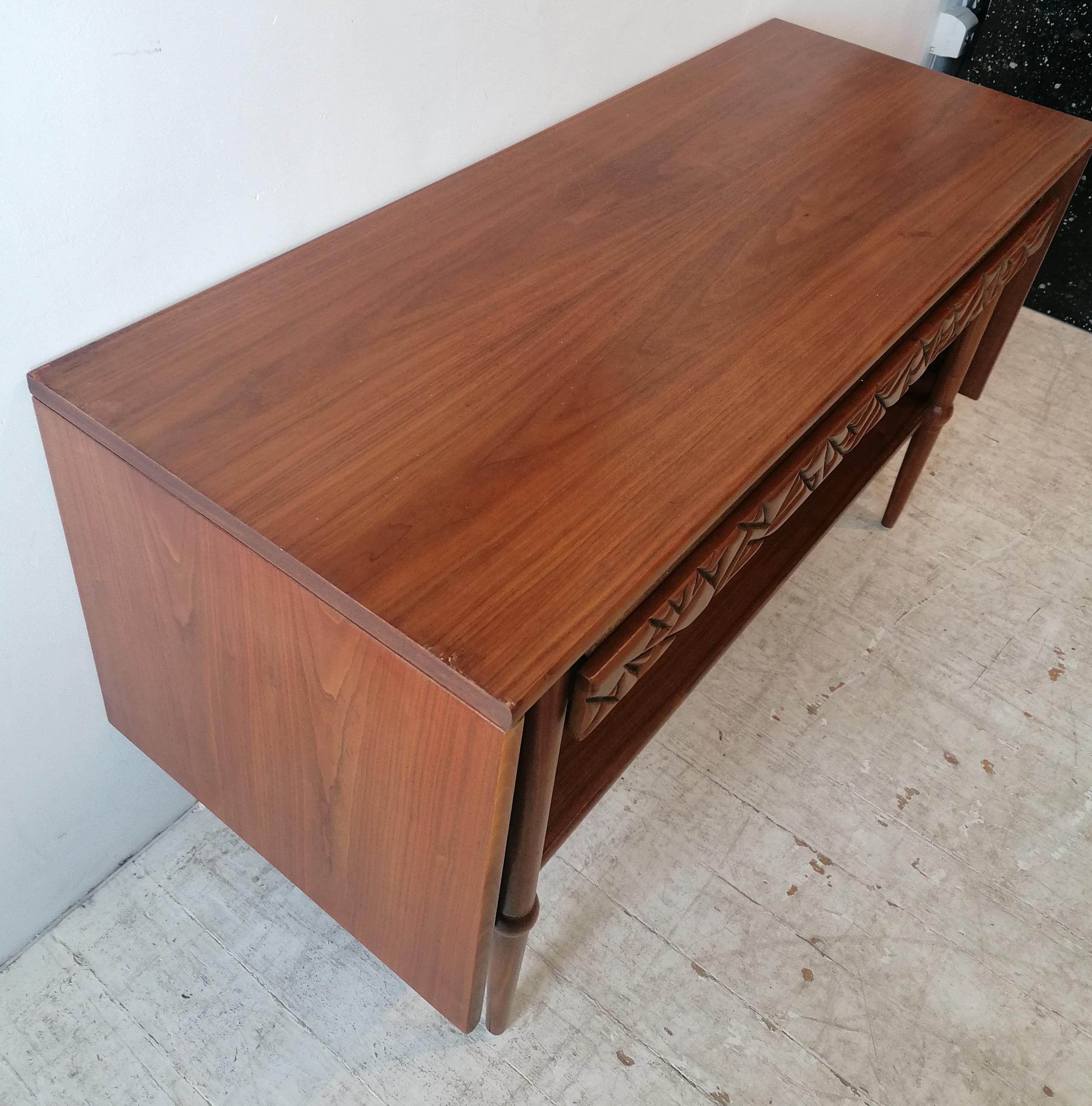 Mid century modern / brutalist walnut extending server table Henredon Heritage In Good Condition In Hastings, GB