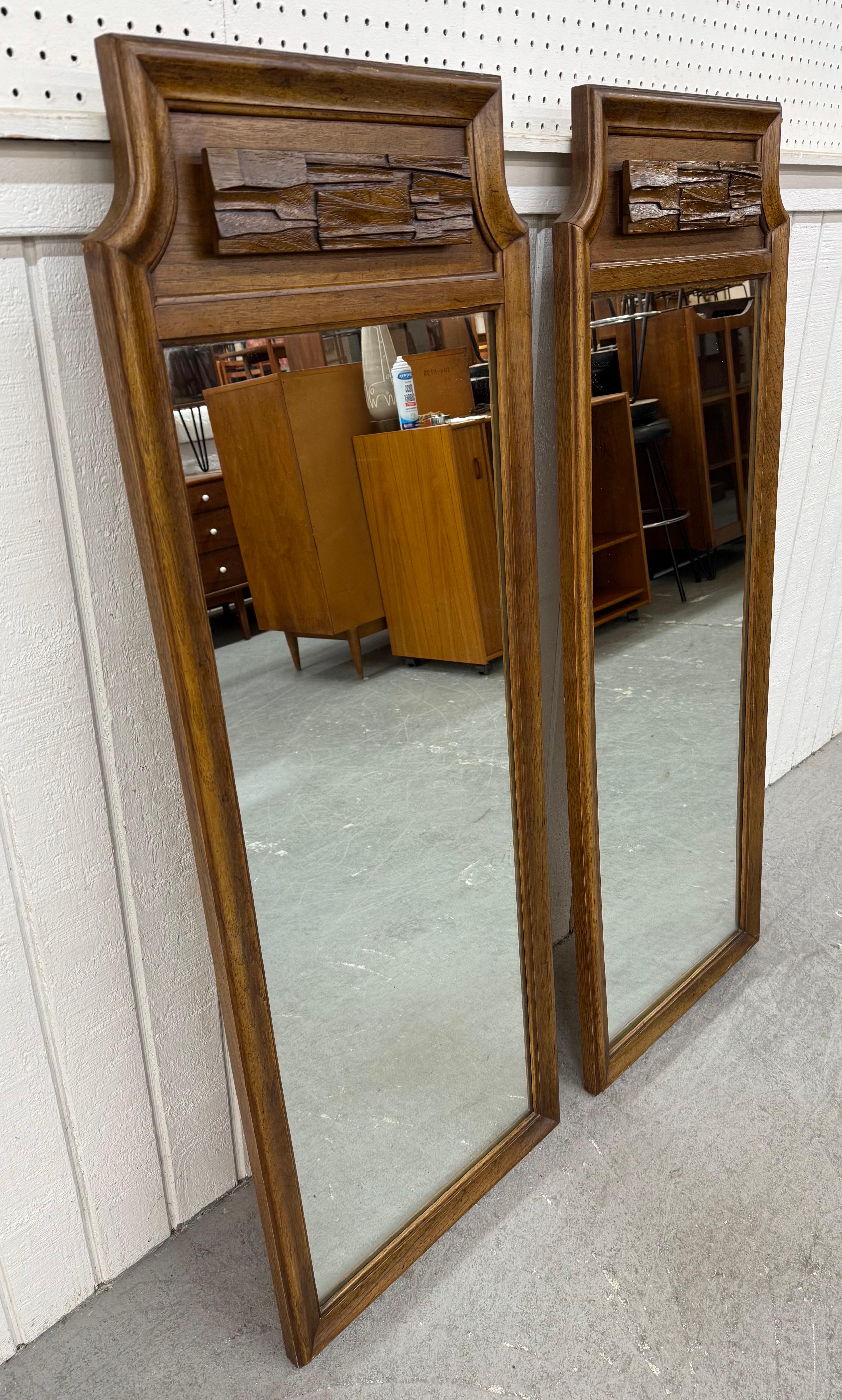 Diese Auflistung ist für ein Paar von Mid-Century Modern Brutalist Walnuss Spiegeln. Mit rechteckigem Design, Massivholzrahmen, brutalistischem Akzent und schöner Walnussoberfläche. Dies ist eine außergewöhnliche Kombination aus Qualität und Design!