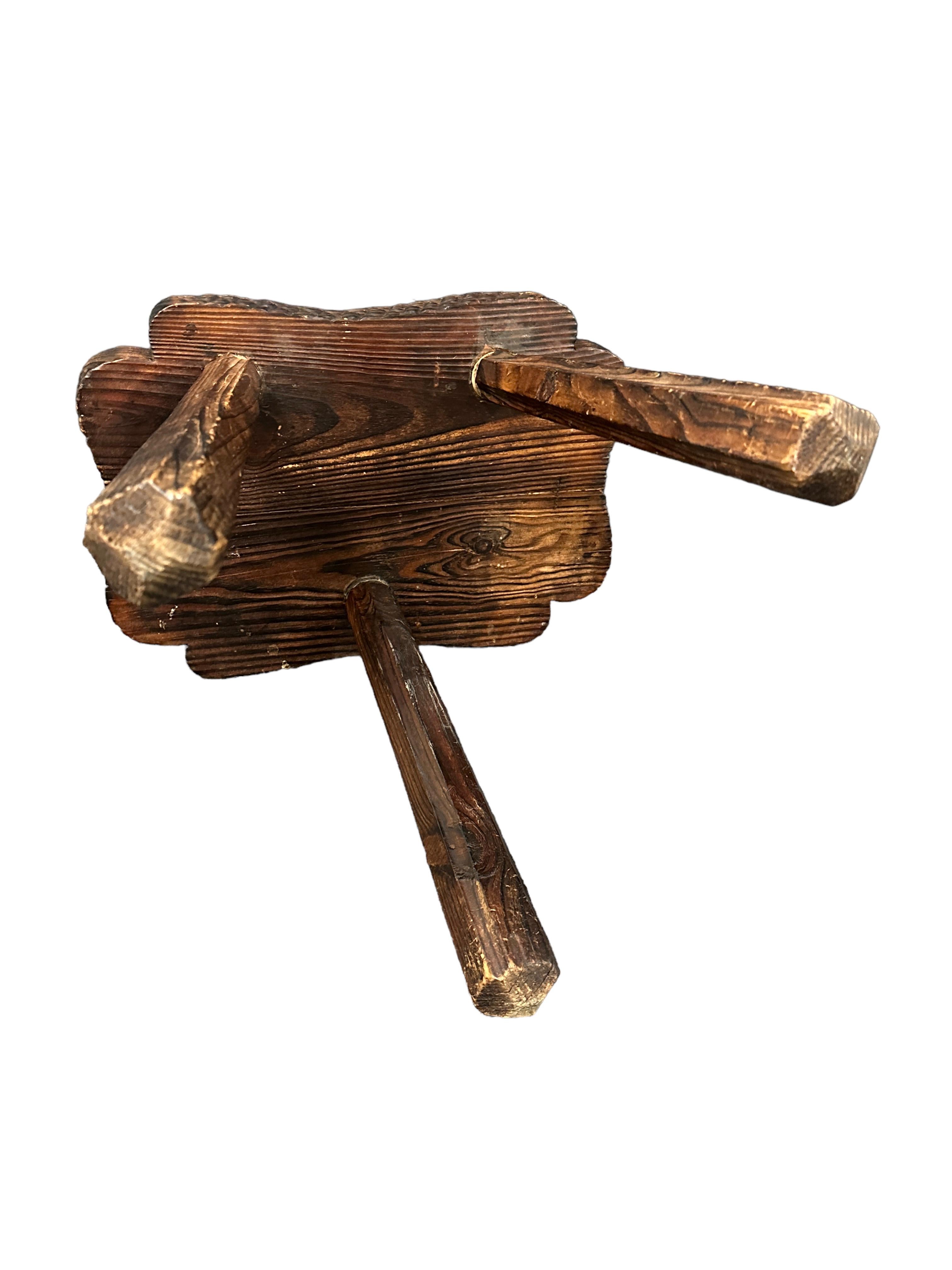 Mid-Century Modern Brutalistischer Holz-Dreibein-Stuhl mit Fußstütze, Spanien Vintage im Angebot 4