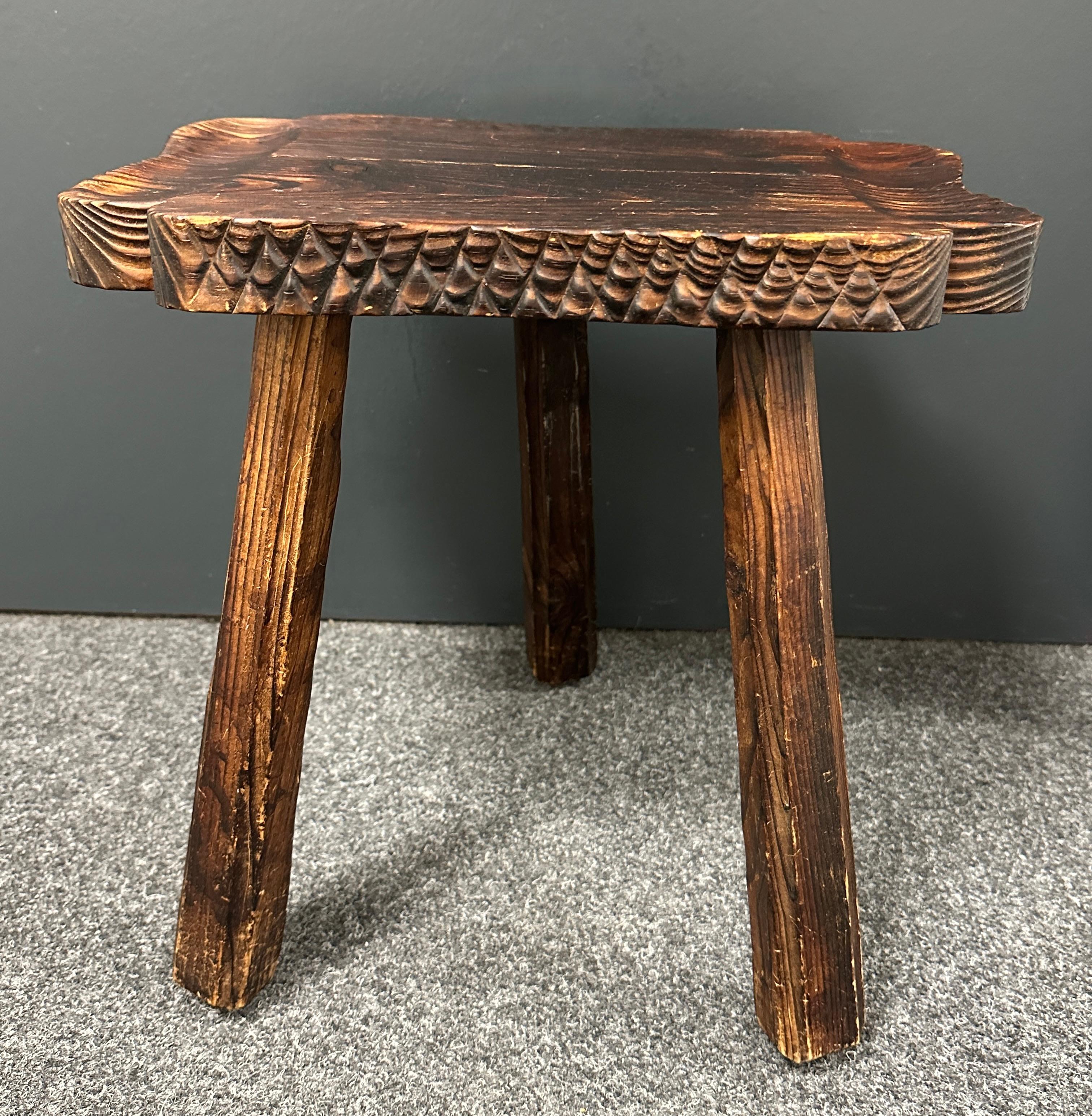 Mid-Century Modern Brutalistischer Holz-Dreibein-Stuhl mit Fußstütze, Spanien Vintage (Volkskunst) im Angebot