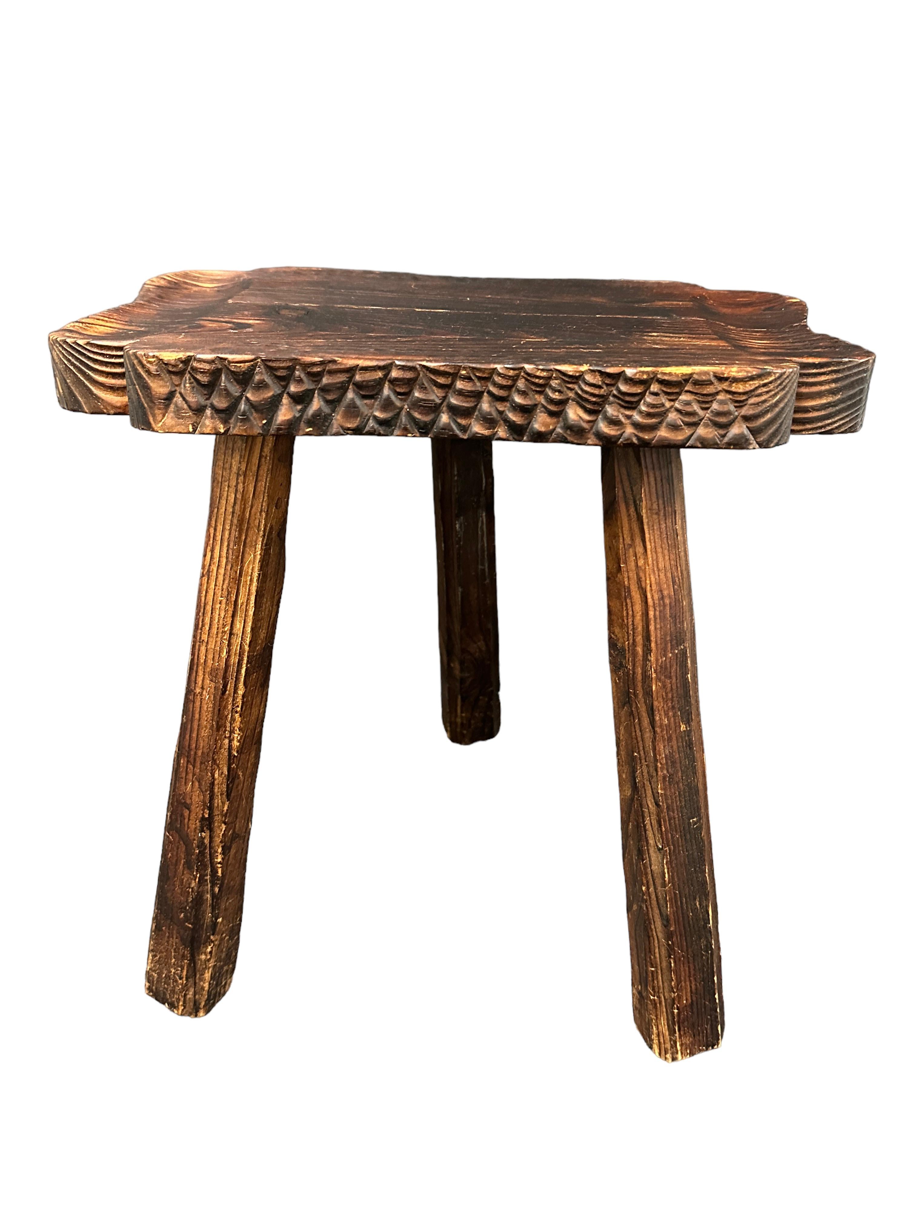 Mid-Century Modern Brutalistischer Holz-Dreibein-Stuhl mit Fußstütze, Spanien Vintage (Spanisch) im Angebot