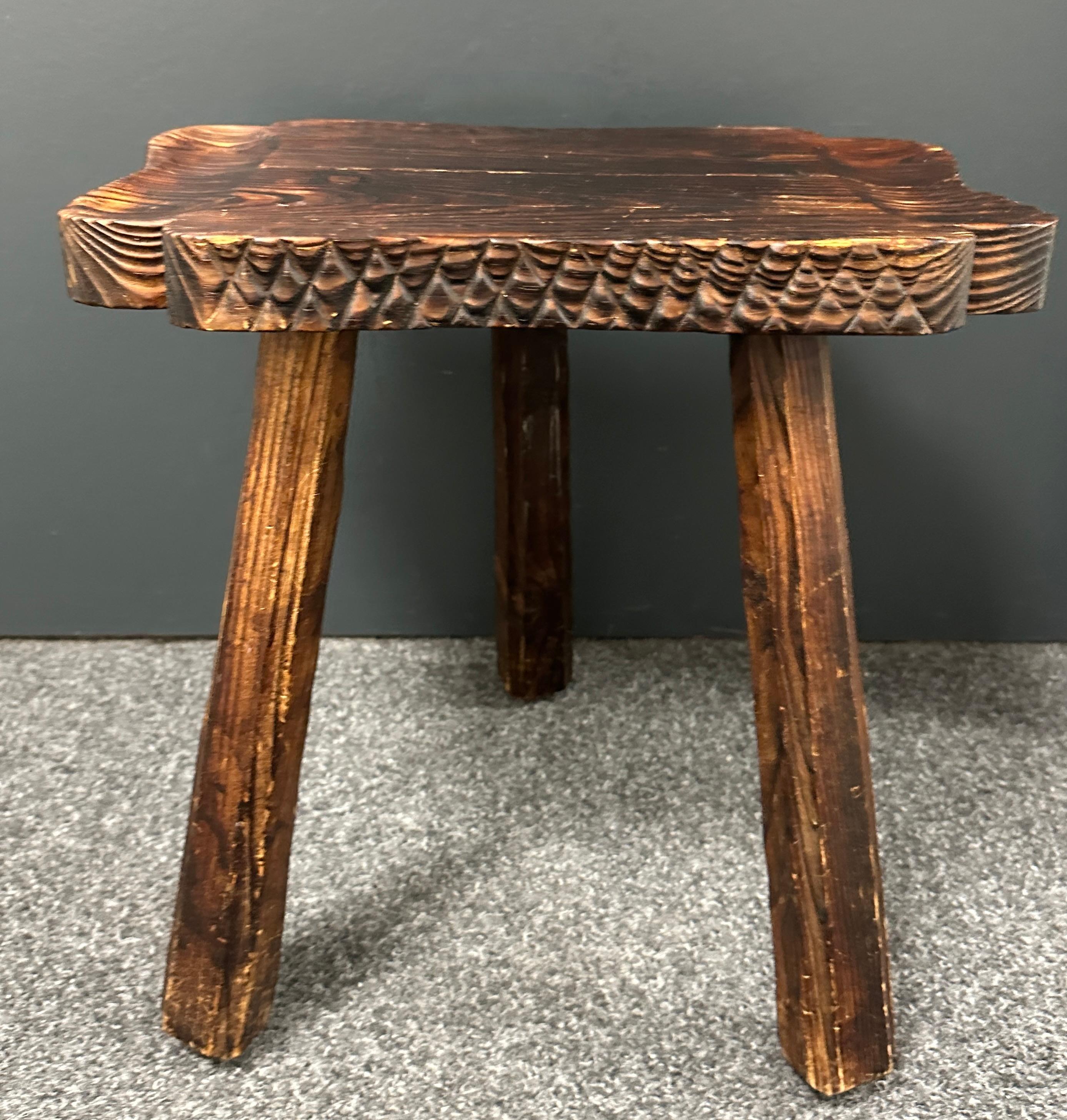 Mid-Century Modern Brutalistischer Holz-Dreibein-Stuhl mit Fußstütze, Spanien Vintage (Handgefertigt) im Angebot