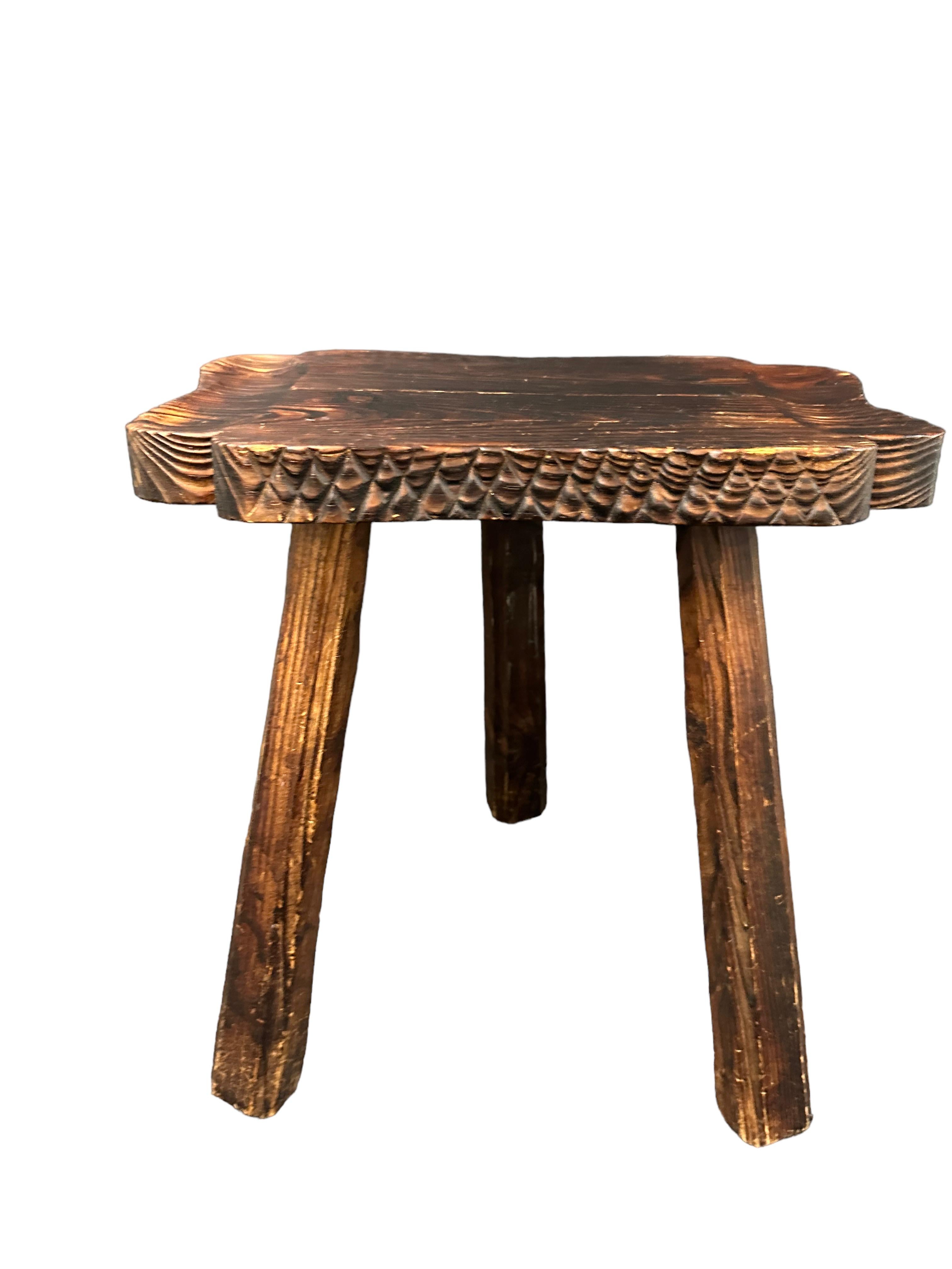 Mid-Century Modern Brutalistischer Holz-Dreibein-Stuhl mit Fußstütze, Spanien Vintage im Zustand „Gut“ im Angebot in Nuernberg, DE