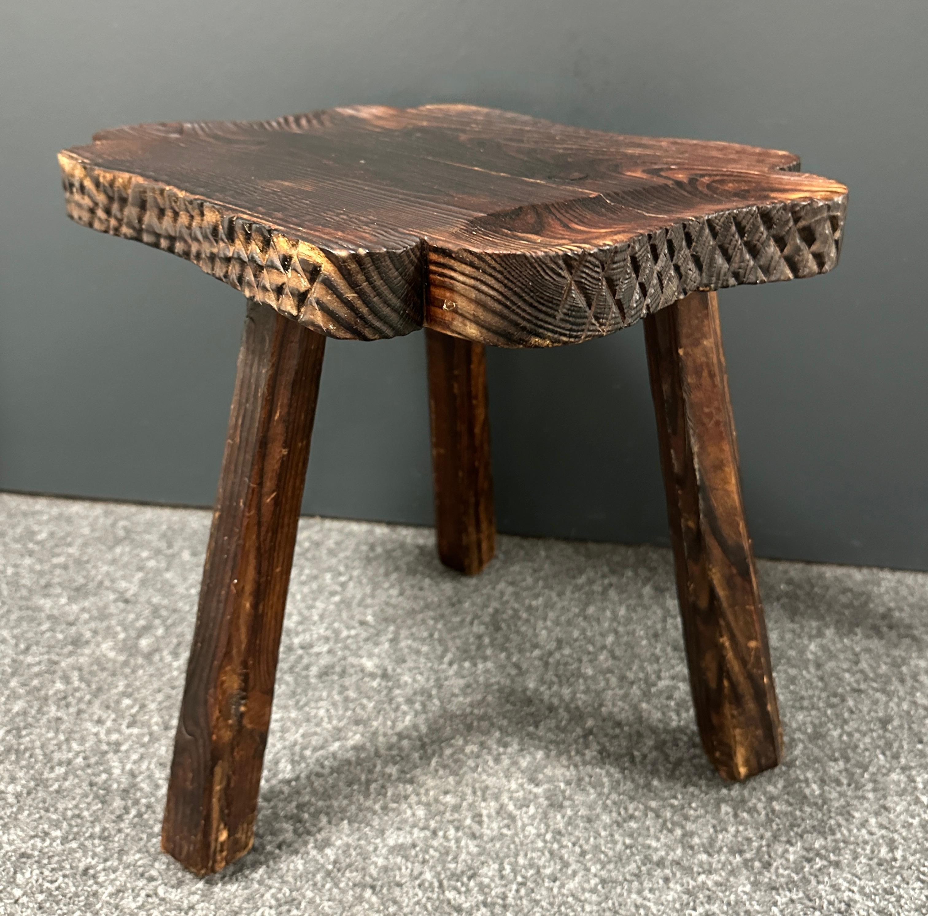 Mid-Century Modern Brutalistischer Holz-Dreibein-Stuhl mit Fußstütze, Spanien Vintage im Angebot 1