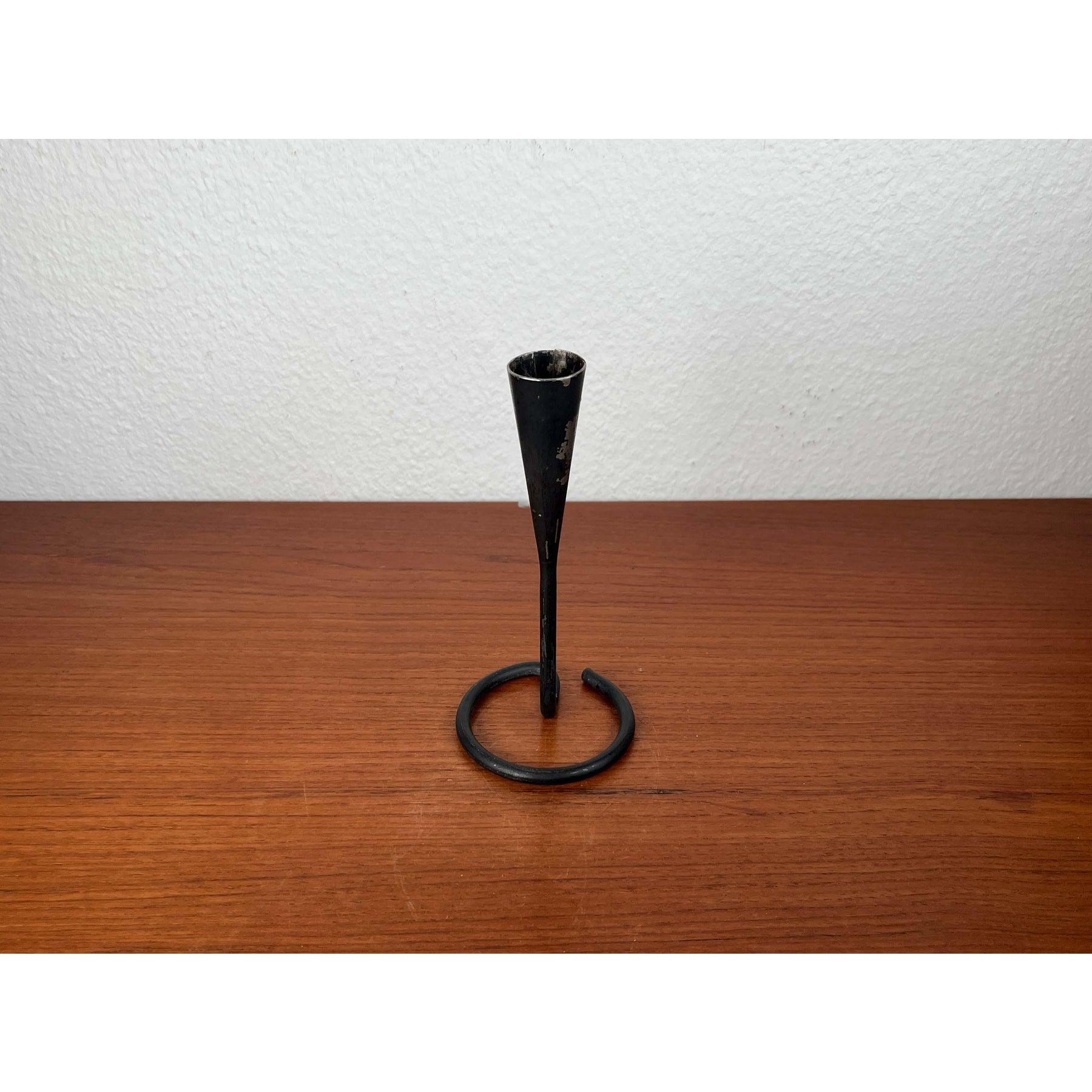 Candelabro de hierro forjado Brutalista Moderno de Mitad de Siglo, años 60, en muy buen estado. Diseñado de 1960 a 1969

Más información:
Materiales: Hierro
Color: Gris
Estilo: Moderno de mediados de siglo
Periodo: 1960s
Tipo de artículo: Vintage,