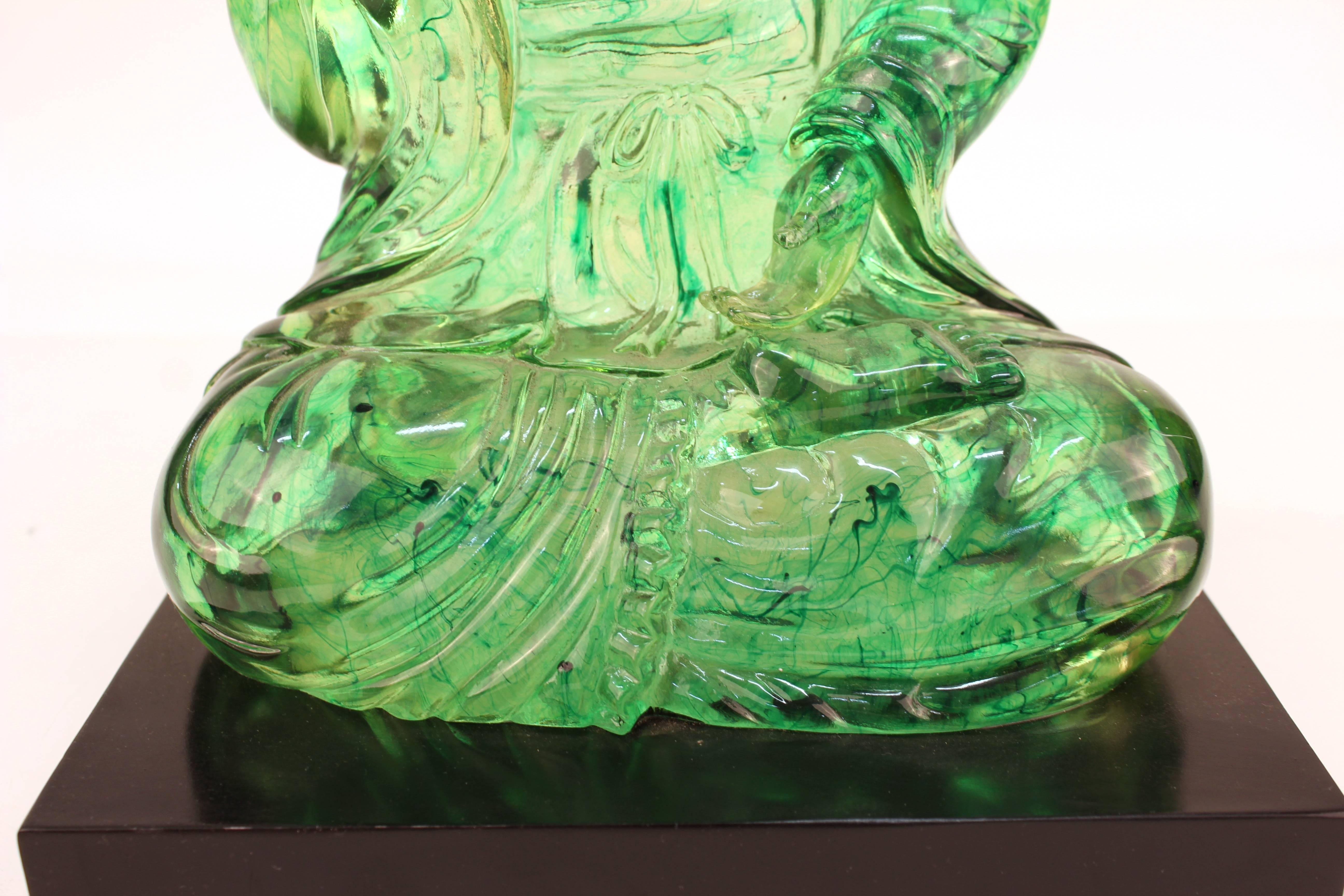 Bouddha moderne du milieu du siècle en résine verte sur socle noir 4