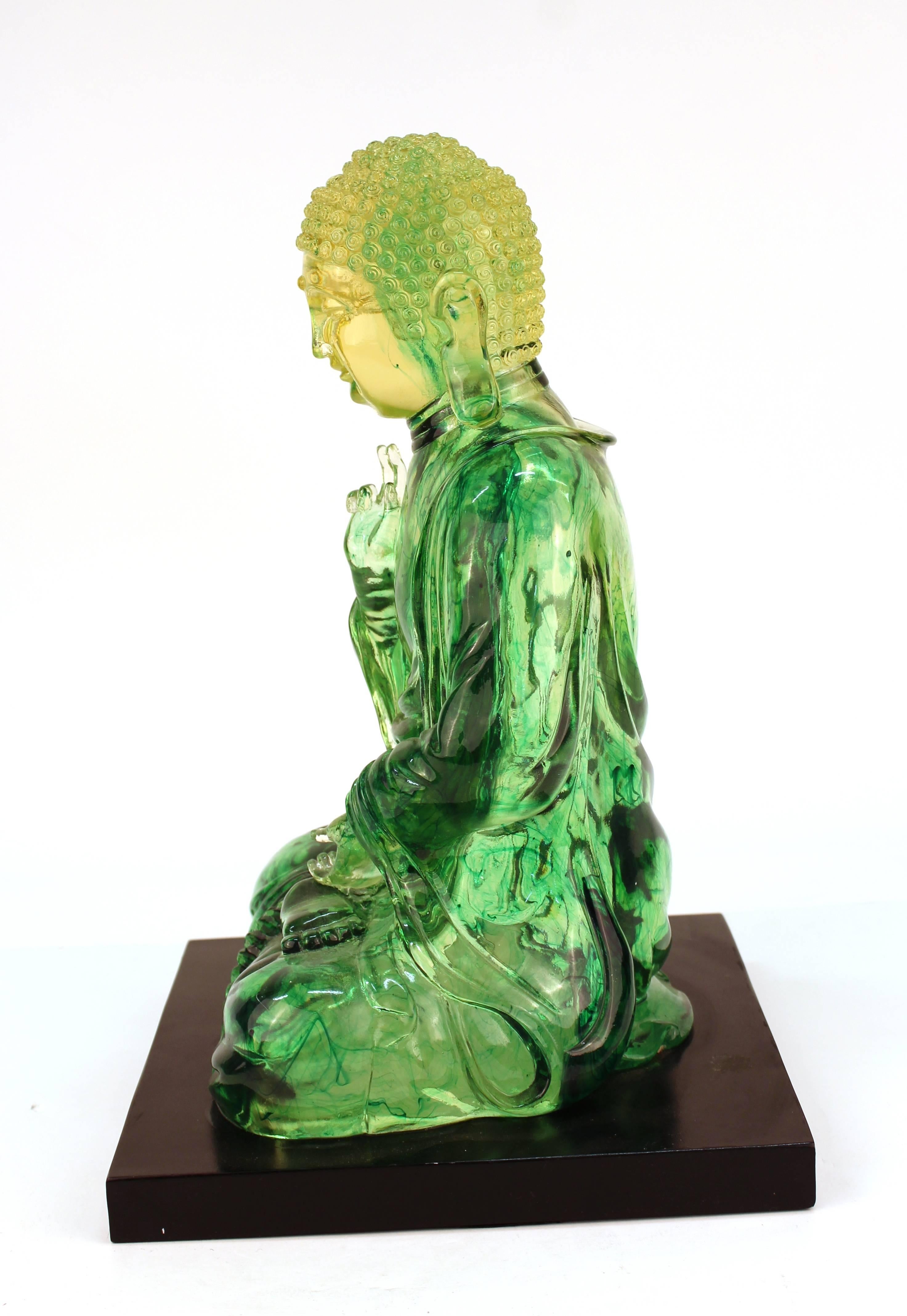 20ième siècle Bouddha moderne du milieu du siècle en résine verte sur socle noir