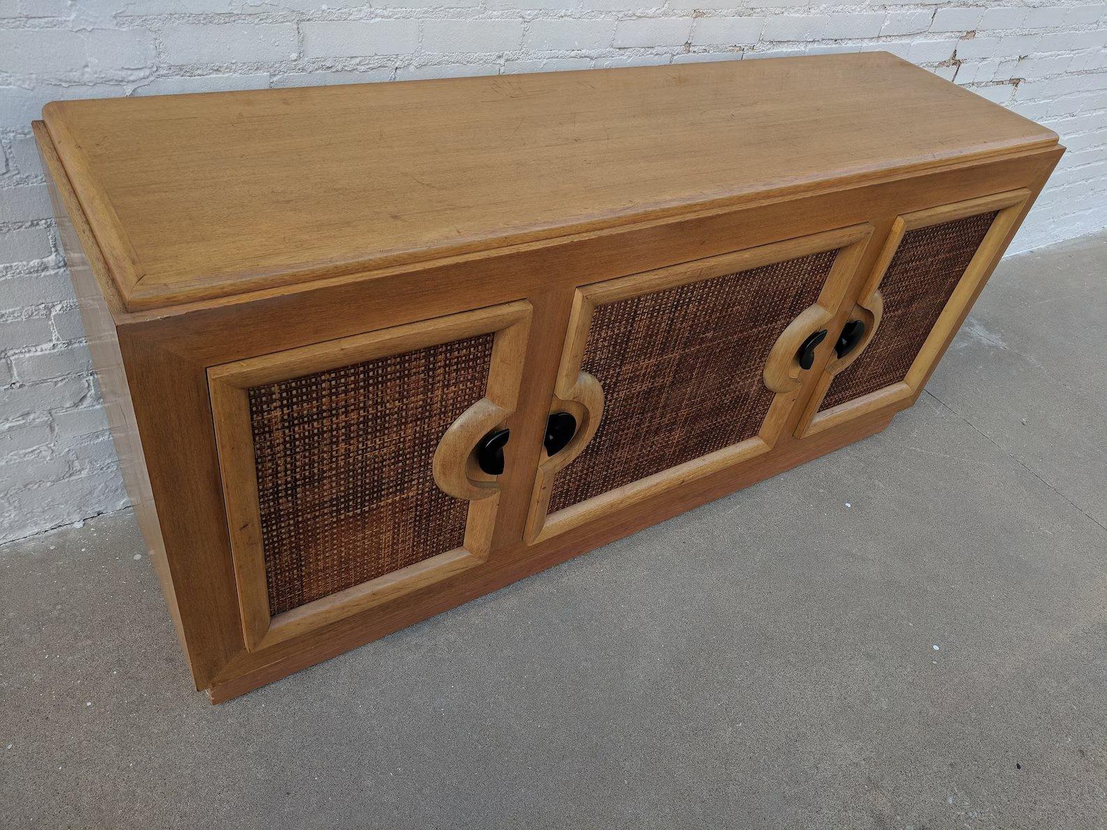 Mid Century Modern Buffet Attributed to Paul Laszlo

Good vintage condition. Piece does have some knicks and a couple veneer chips.

Additional information:
Materials: wood
Vintage from the Before 2000
Dimensions: 73  W x 19  D x 34  H
