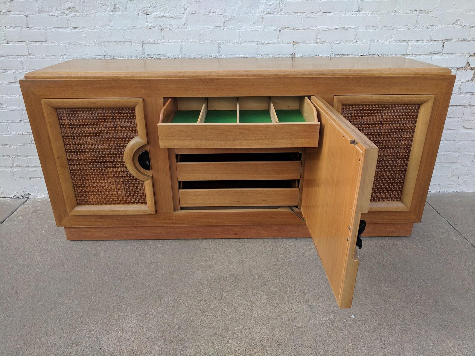 Mid-Century Modern Mid Century Modern Buffet Attributed to Paul Laszlo For Sale