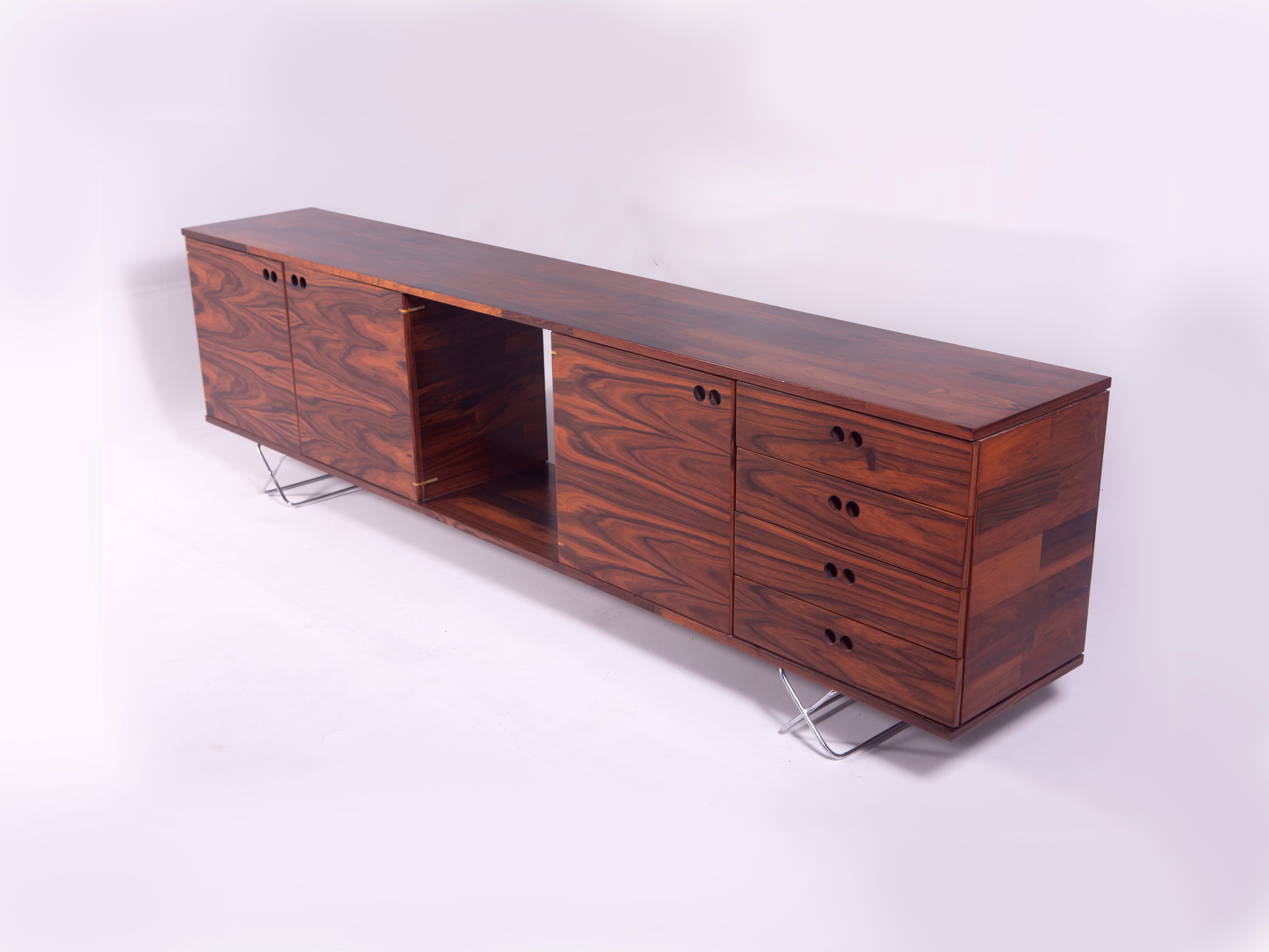 Mid-Century Modern Buffet by Jorge Zalszupin, Brazil, 1960s

Fashioned by the talented Polish-Brazilian architect and designer, Jorge Zalszupin, this solid wood buffet with X-shaped metal feet is a harmonious fusion of artistry and functionality.