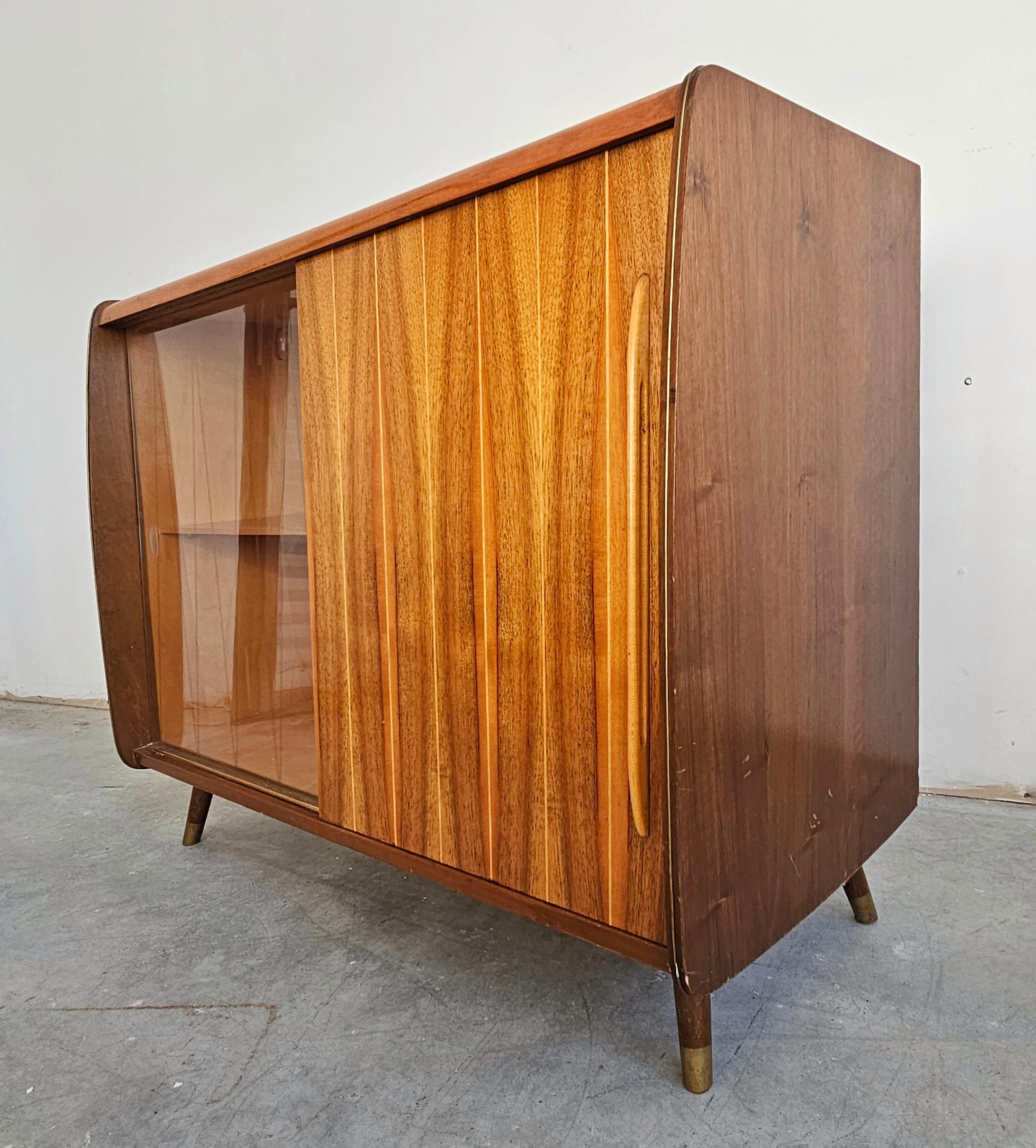 Mid Century Modern Buffet or Vitrine done in walnut, with two compartments For Sale 7
