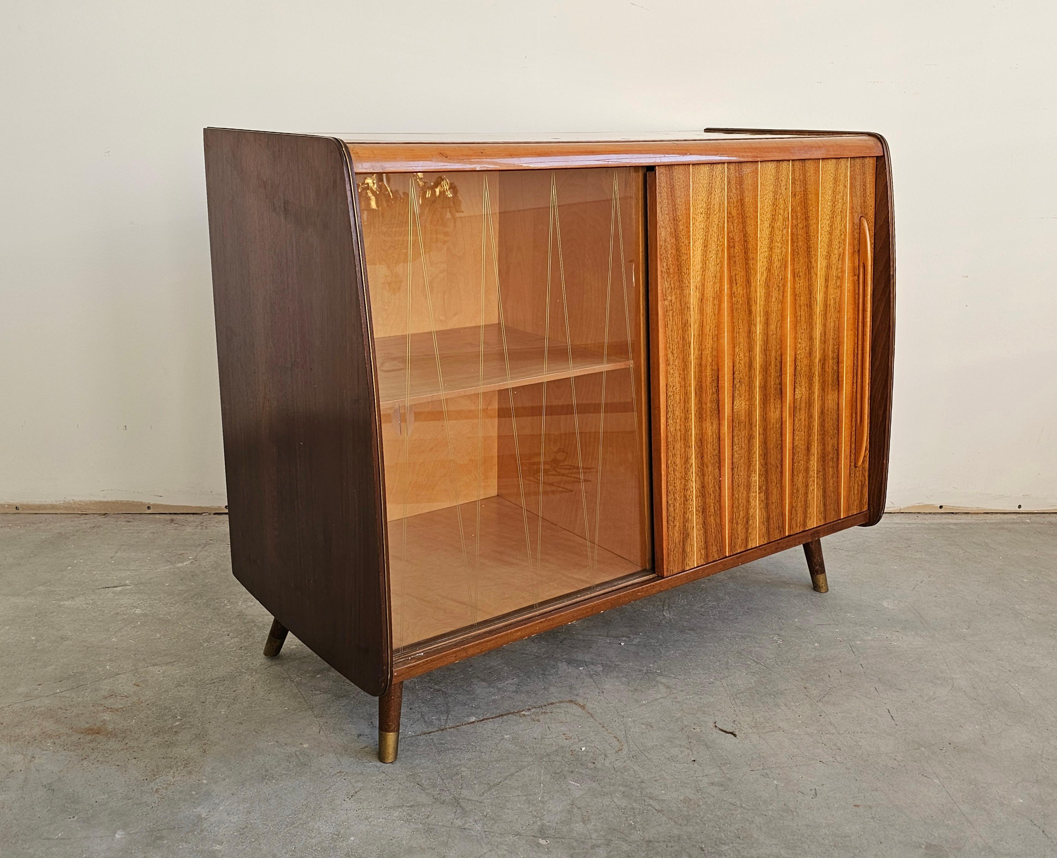 Mid Century Modern Buffet or Vitrine done in walnut, with two compartments For Sale 2
