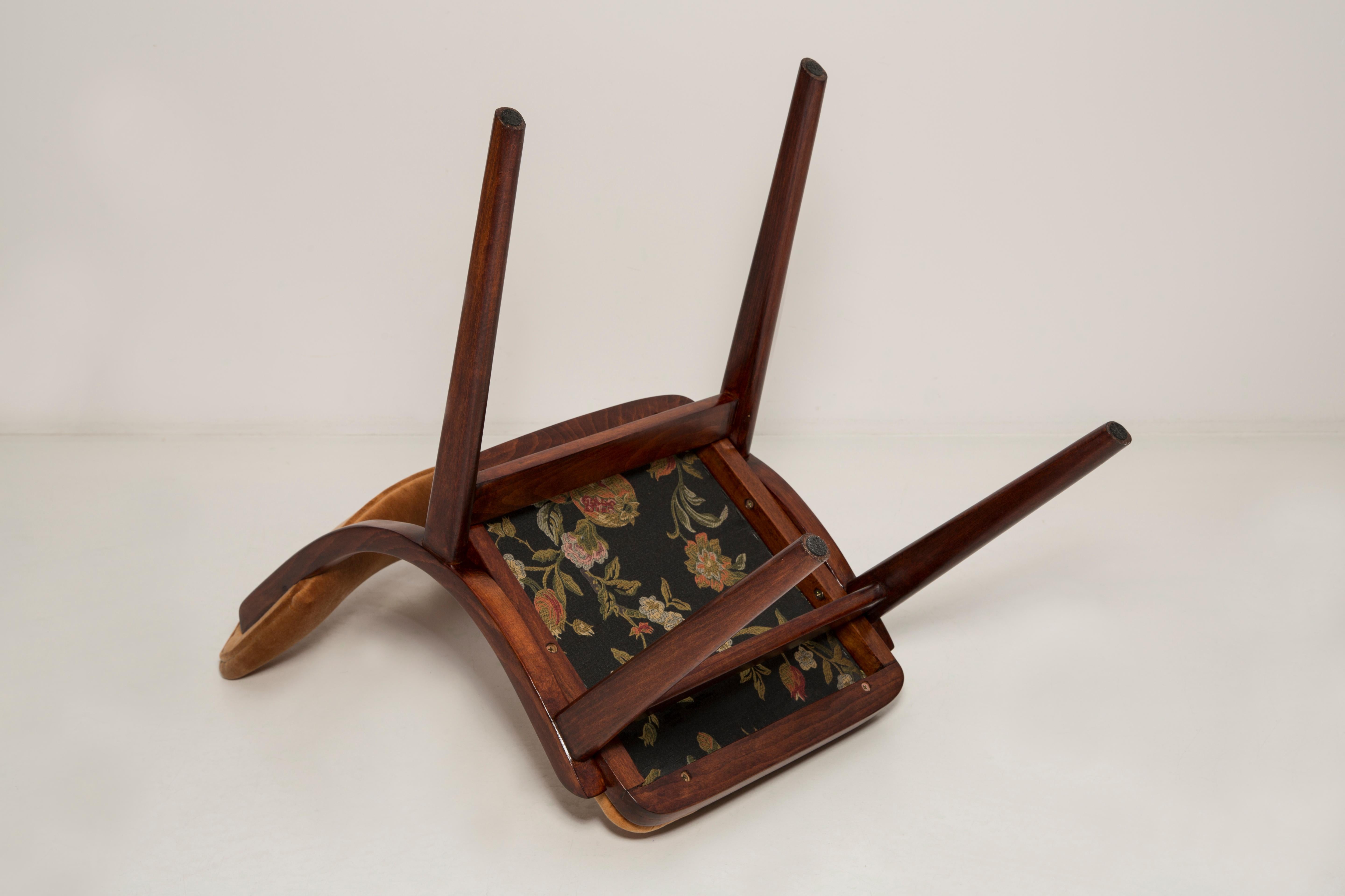 Mid Century Modern Bumerang Chair, Brown Beige Velvet, Polen, 1960er Jahre im Angebot 3