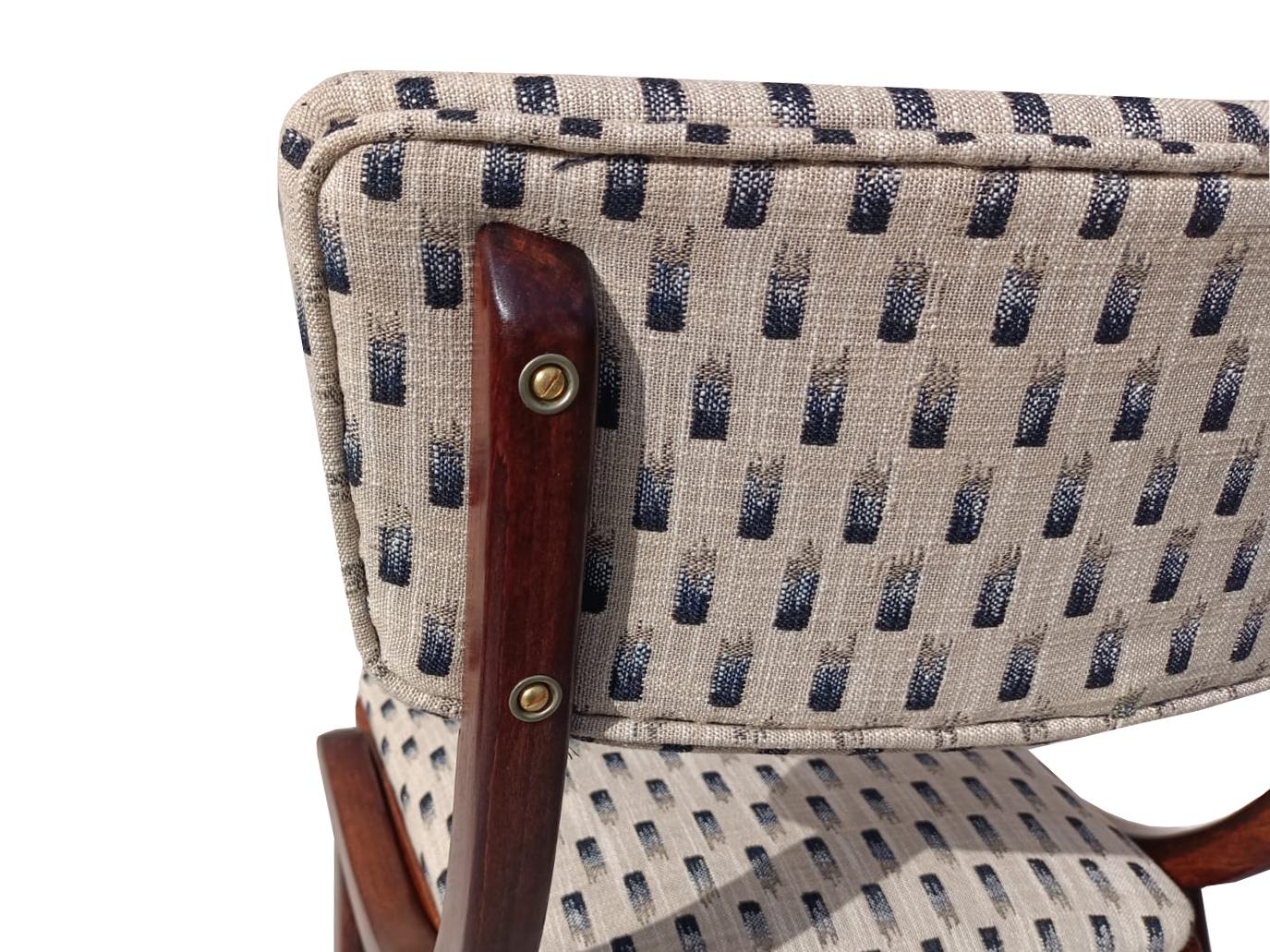 Mid Century Modern Bumerang Chair, Light Creme White Jacquard, Poland, 1960s In Excellent Condition For Sale In 05-080 Hornowek, PL
