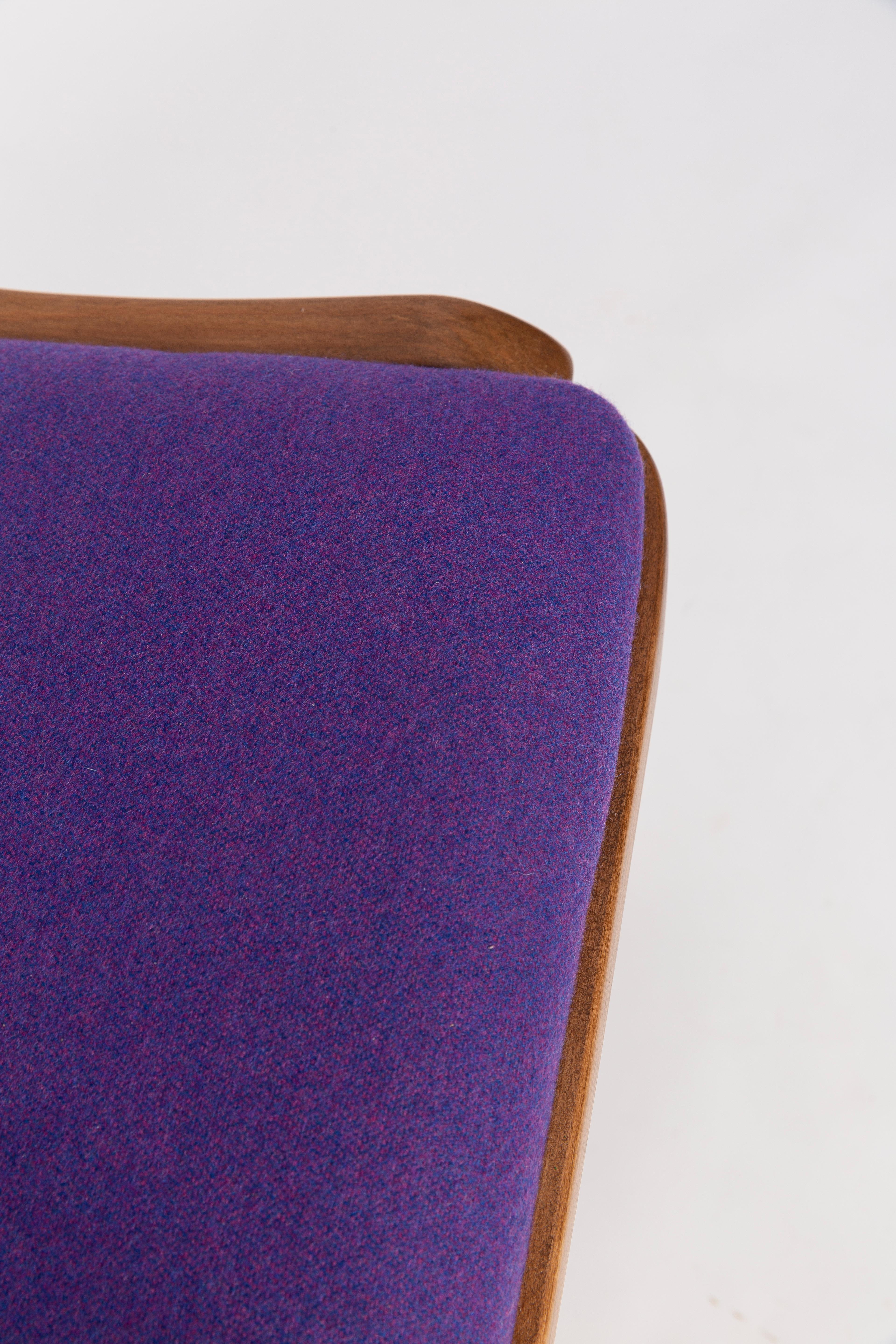 Mid Century Modern Bumerang Chair, Purple Violet Wool, Poland, 1960s In Excellent Condition For Sale In 05-080 Hornowek, PL