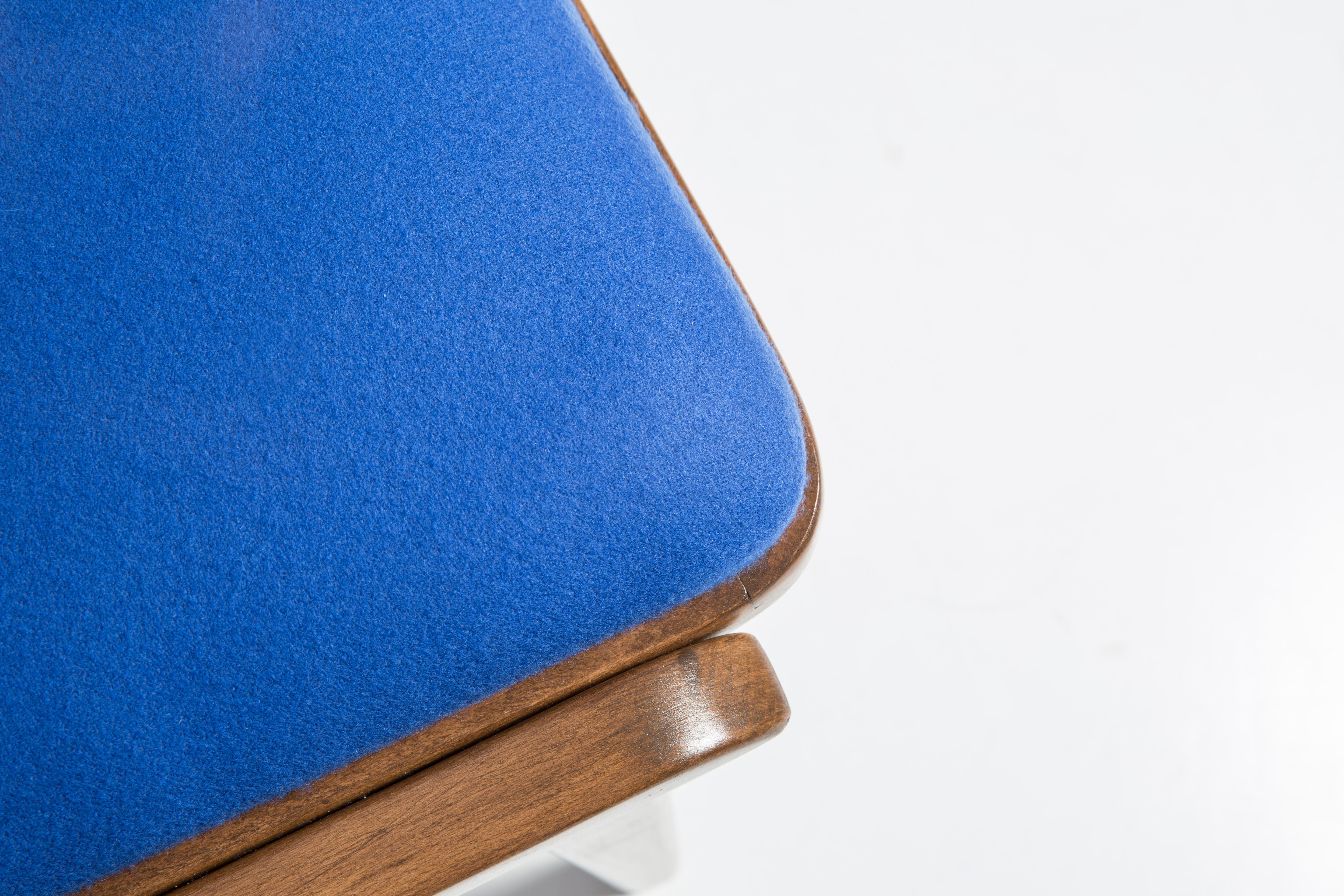 Mid Century Modern Bumerang Chair, Royal Blue Wool, Poland, 1960s For Sale 2