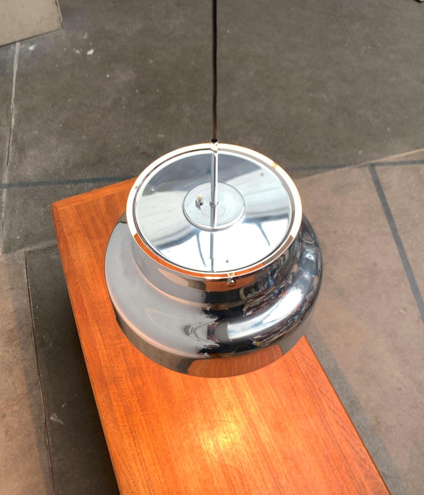 Le Bumling d'Atelje Lyktan, d'après un design d'Anders Pehrson datant des années 1960. Présenté ici dans une version rare avec une surface en aluminium.

Un classique intemporel du design scandinave. La finition en aluminium poli brillant est