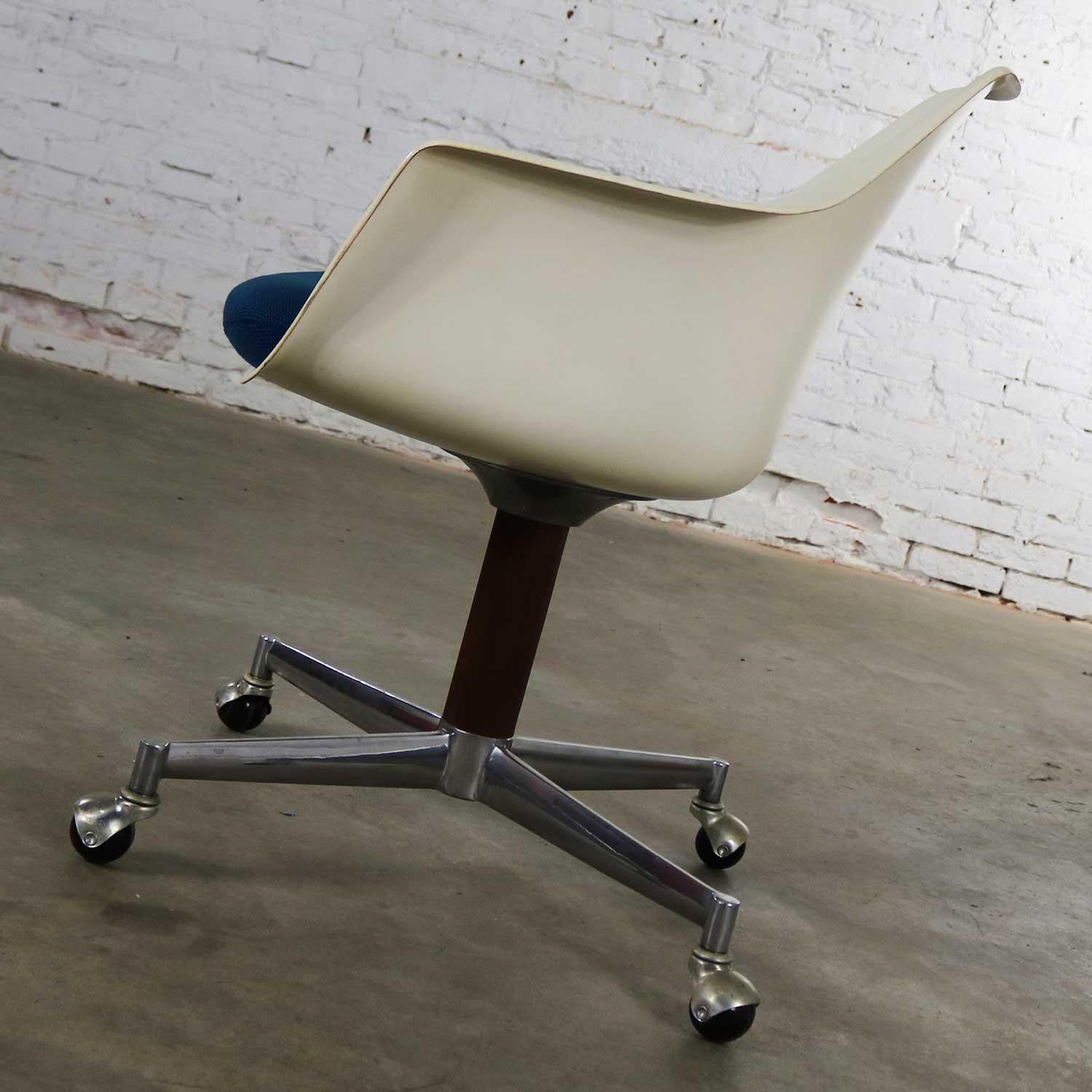 Mid-Century Modern Burke Inc Fiberglass Shell Desk Armchair Rolling Swivel Tilt In Good Condition In Topeka, KS