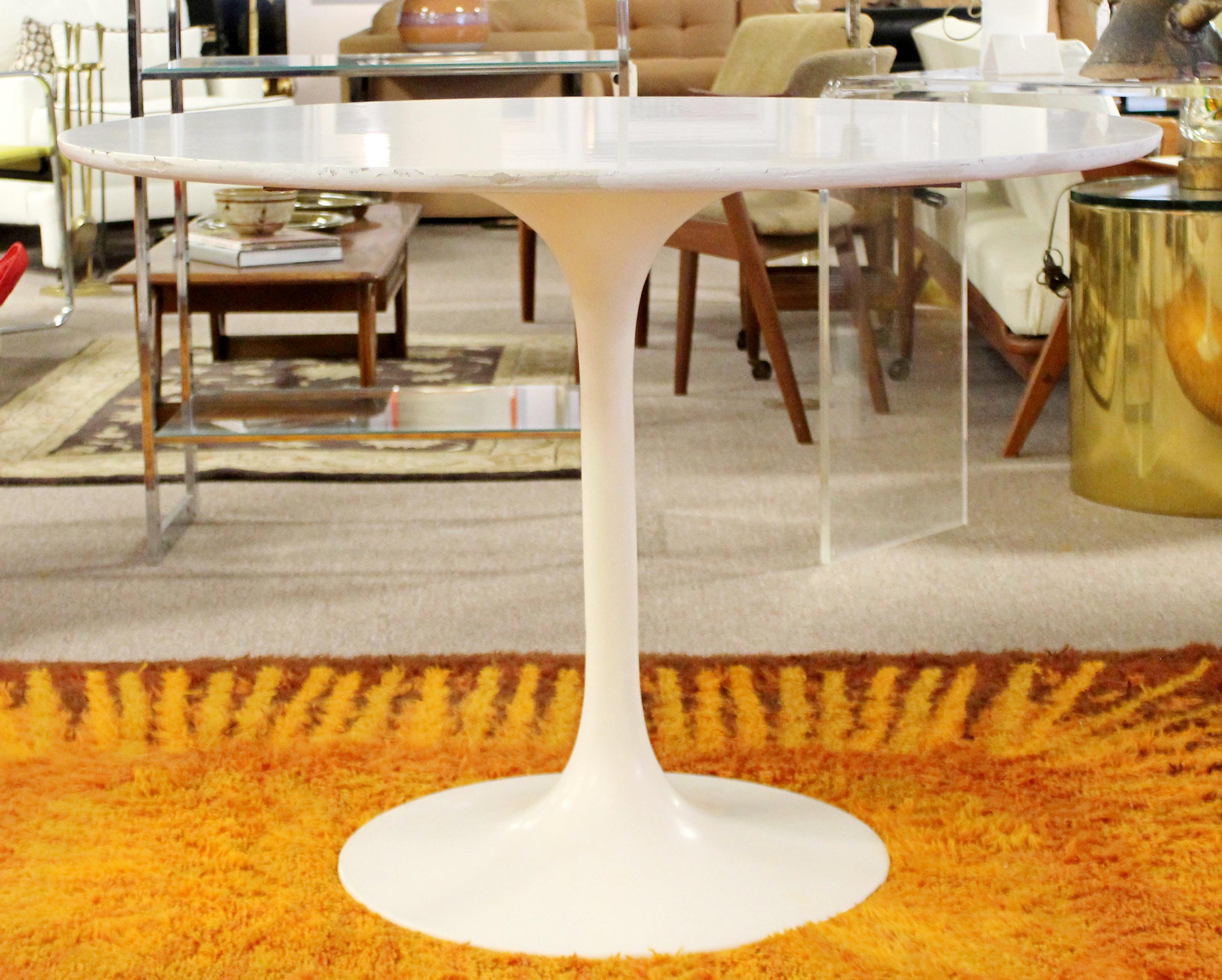 For your consideration is a Saarinen Knoll style, round, Tulip shaped dining dinette table, by Burke, circa the 1960s. In fair vintage condition. The dimensions are 42