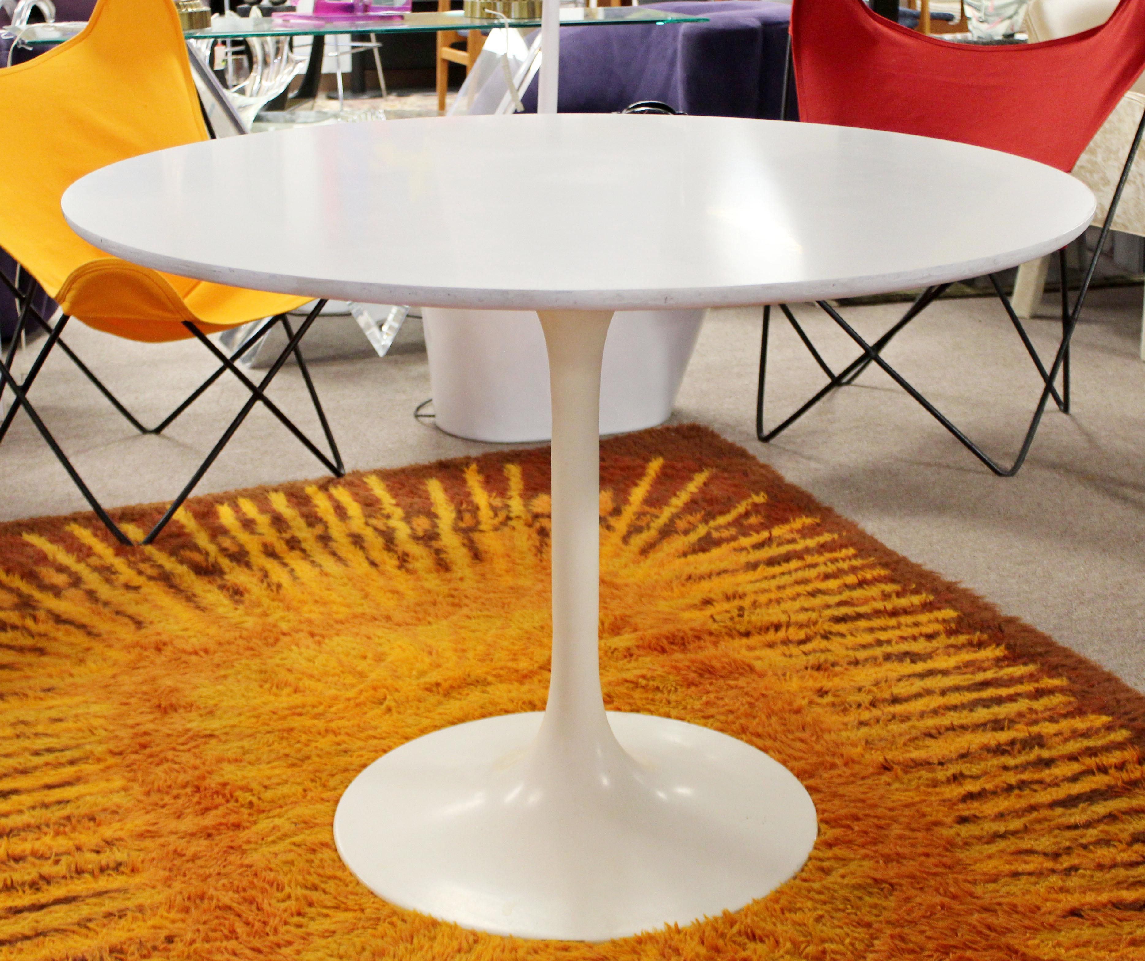 Mid-Century Modern Burke Round White Knoll Tulip Style Dining Dinette Table In Good Condition In Keego Harbor, MI