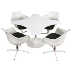Table de jeu Tulip Burke moderne du milieu du siècle et 4 chaises en fibre de verre Shell