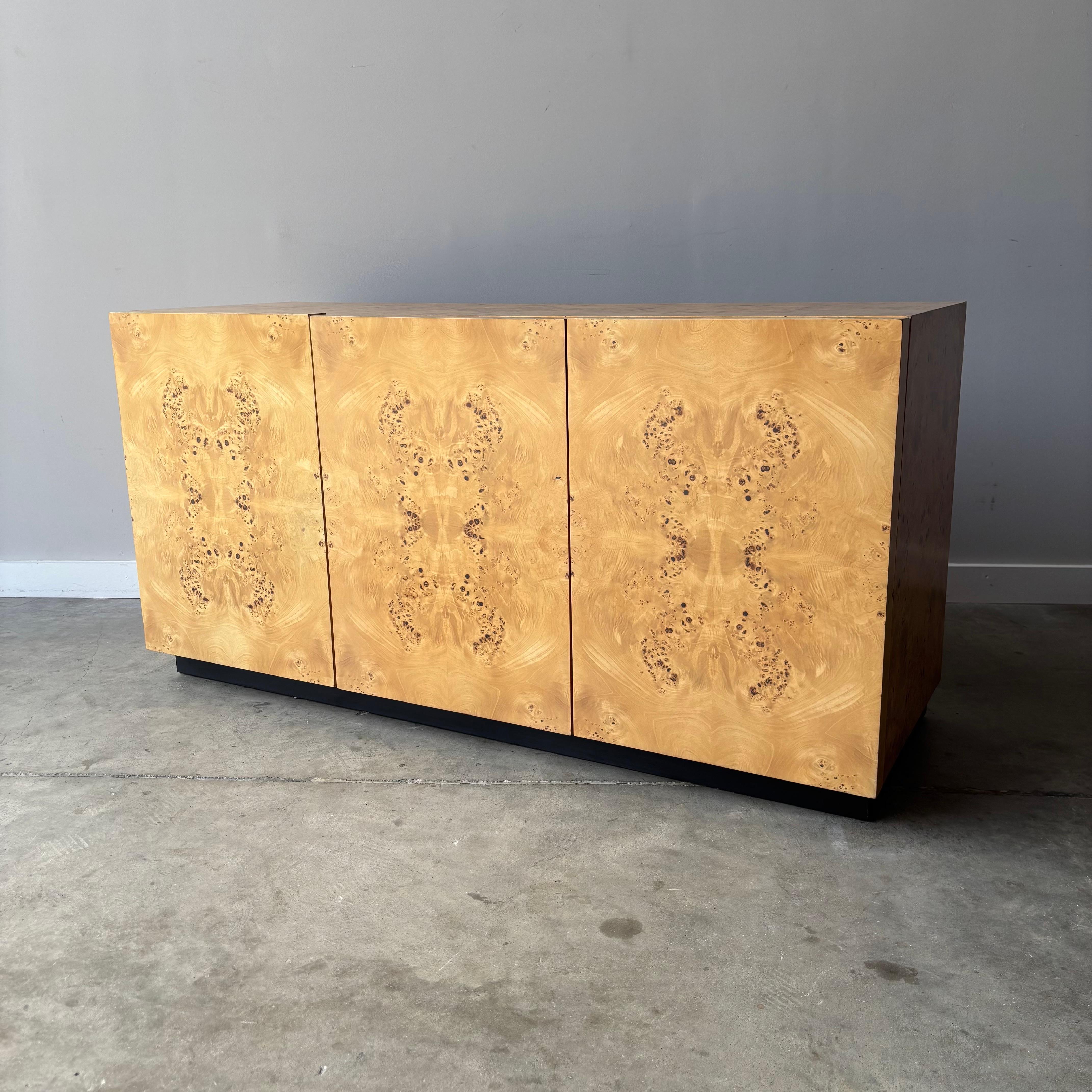 Mid Century Modern Burl Credenza by Arthur Umanoff In Good Condition For Sale In Raleigh, NC