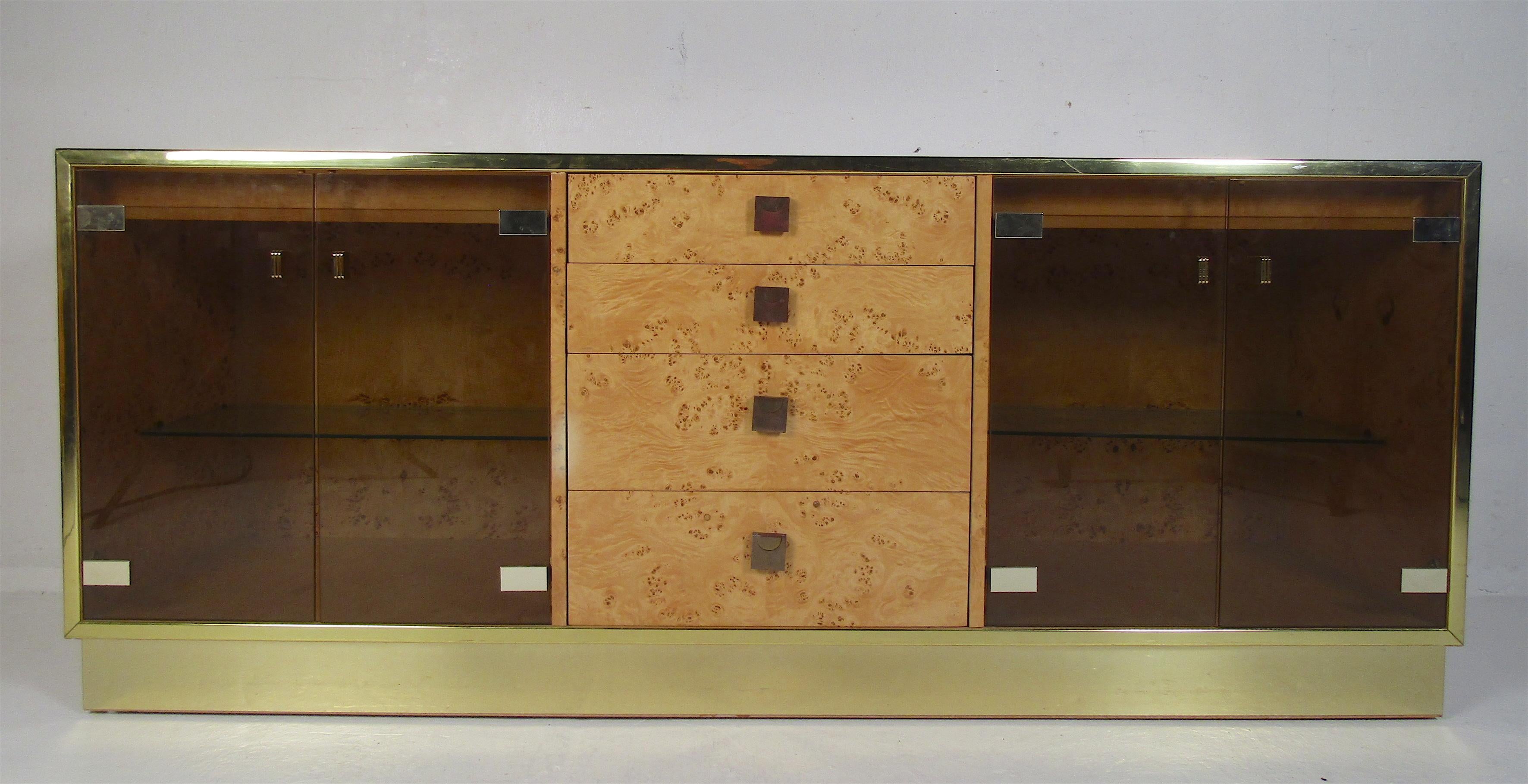 Schöner moderner Vintage-Barschrank von Thomasville in Wurzelholz. Einzigartiges Design mit Schranktüren aus Rauchglas, Schubladen mit Wurzelholzfront und Messingverzierungen am Sockel. Dieser wunderbare Koffer bietet viel Stauraum, ohne auf Stil zu