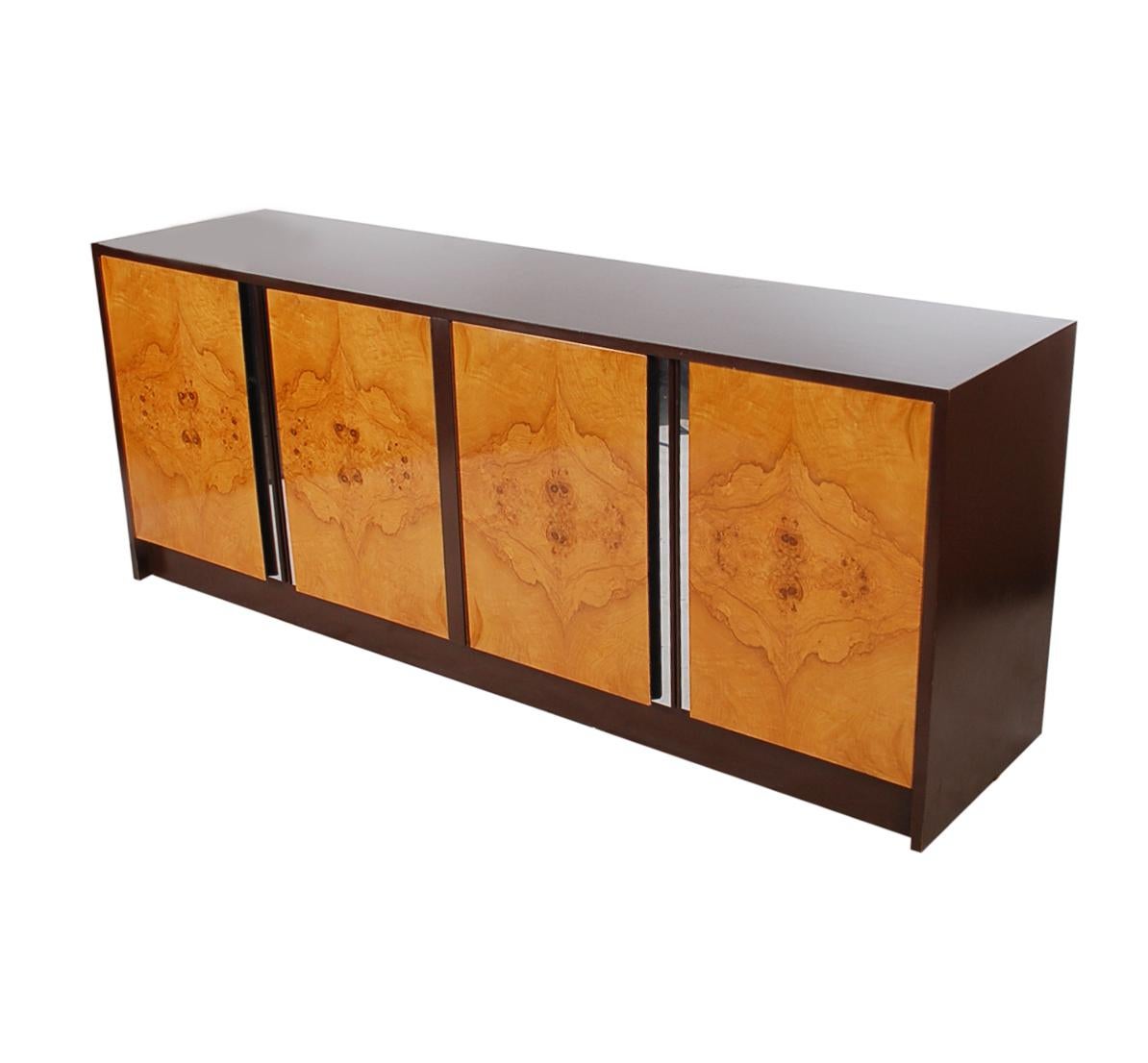 Late 20th Century Mid-Century Modern Burl Credenza or Cabinet after Milo Baughman For Sale