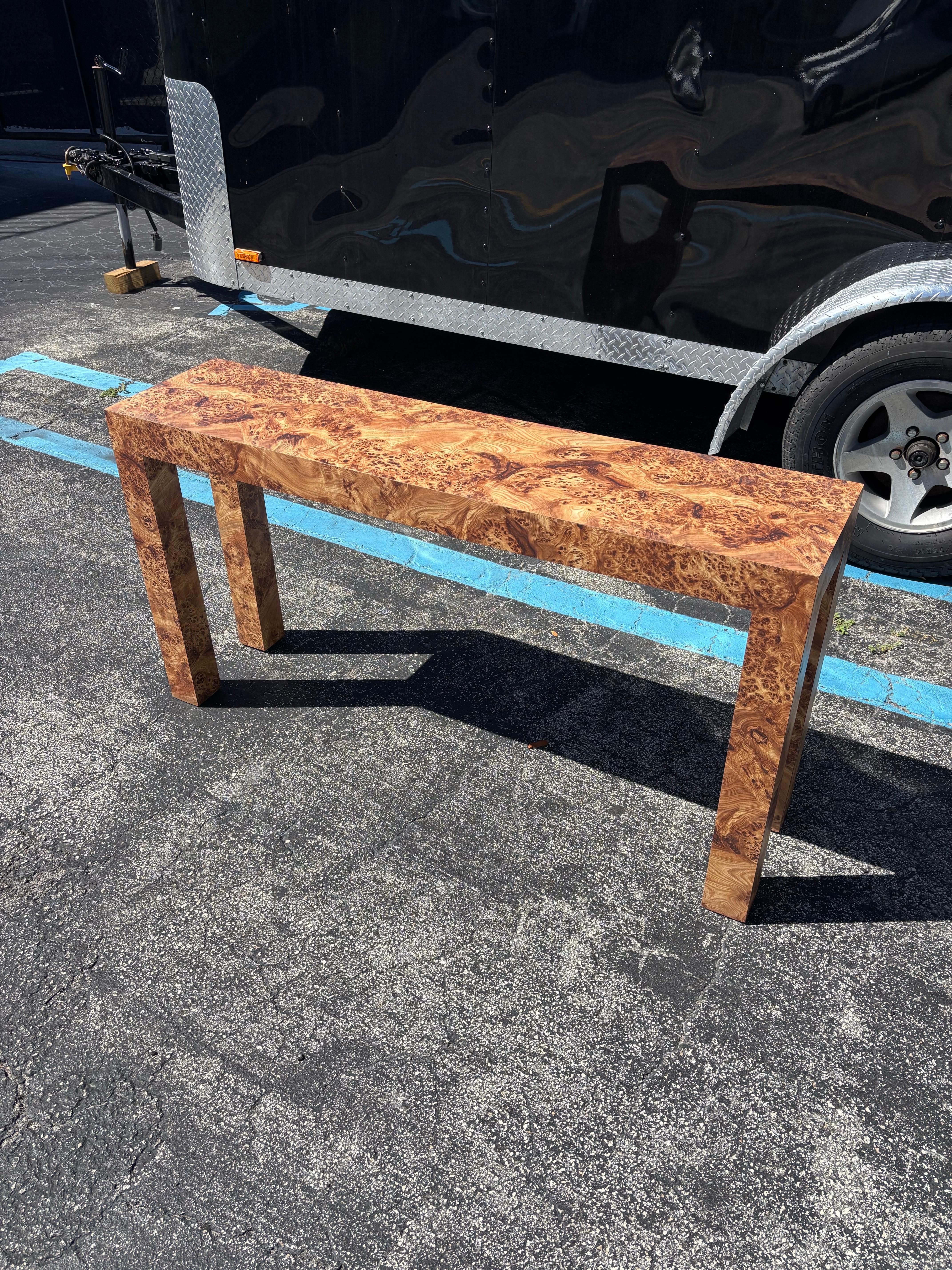 Consola parsons de laminado Burl moderno de mediados de siglo. En buen estado vintage. En el lado más pequeño de las mesas de condole, por lo que sería un gran complemento en un vestíbulo o recibidor. 

50